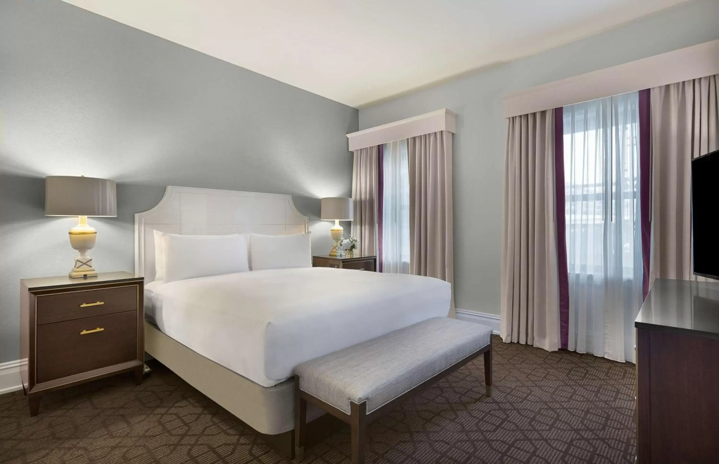 Photo of the whole room, Bed in The Royal Sonesta Chase Park Plaza St Louis