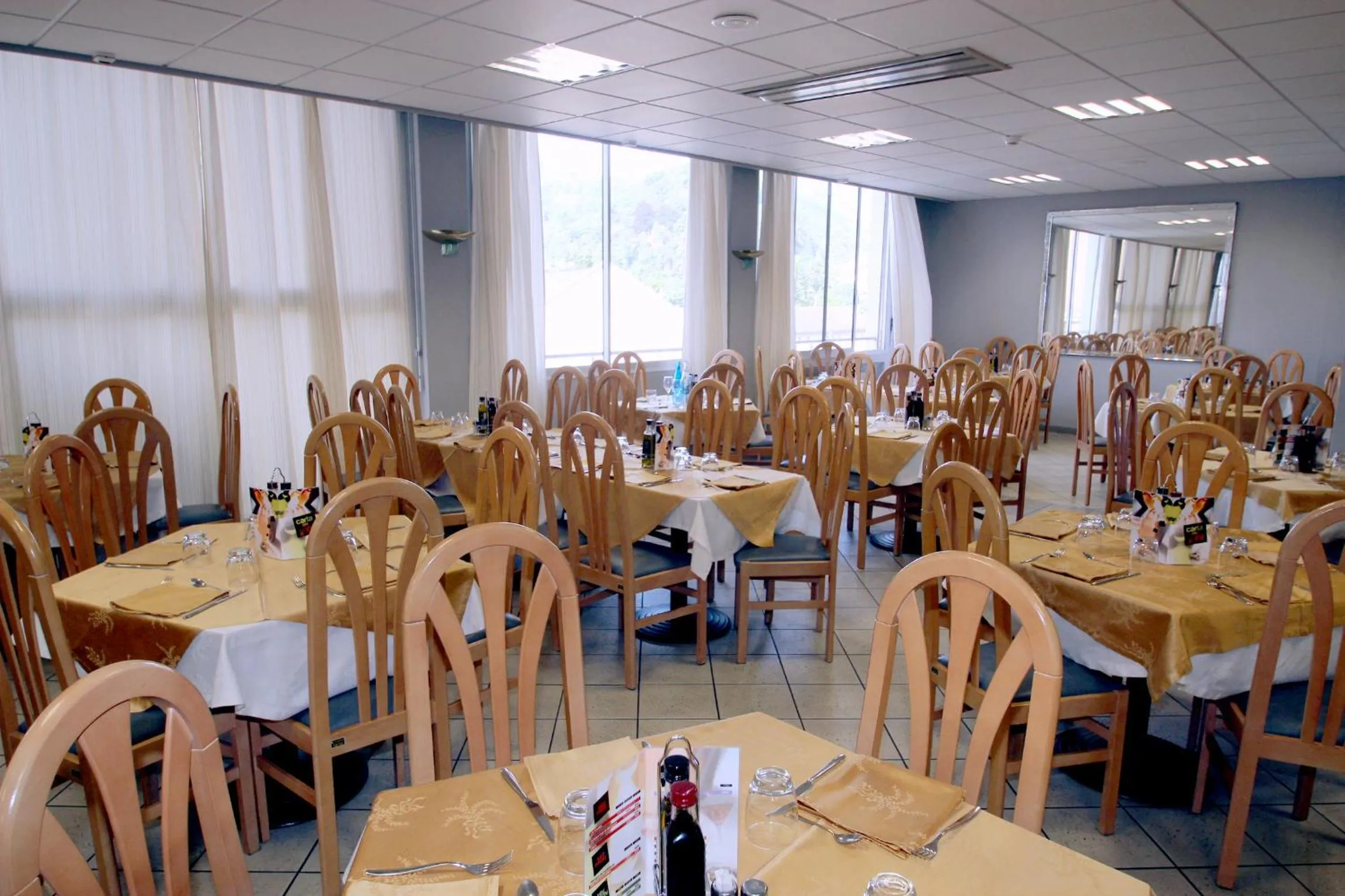 Restaurant/places to eat in Hôtel La Source