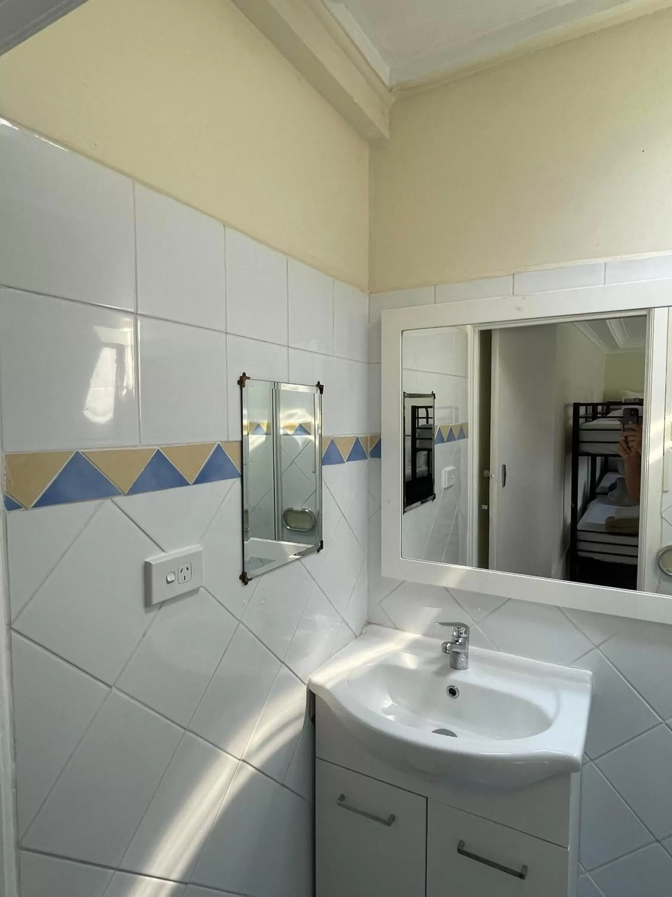 Bathroom in Manly Waves Studios & Apartments
