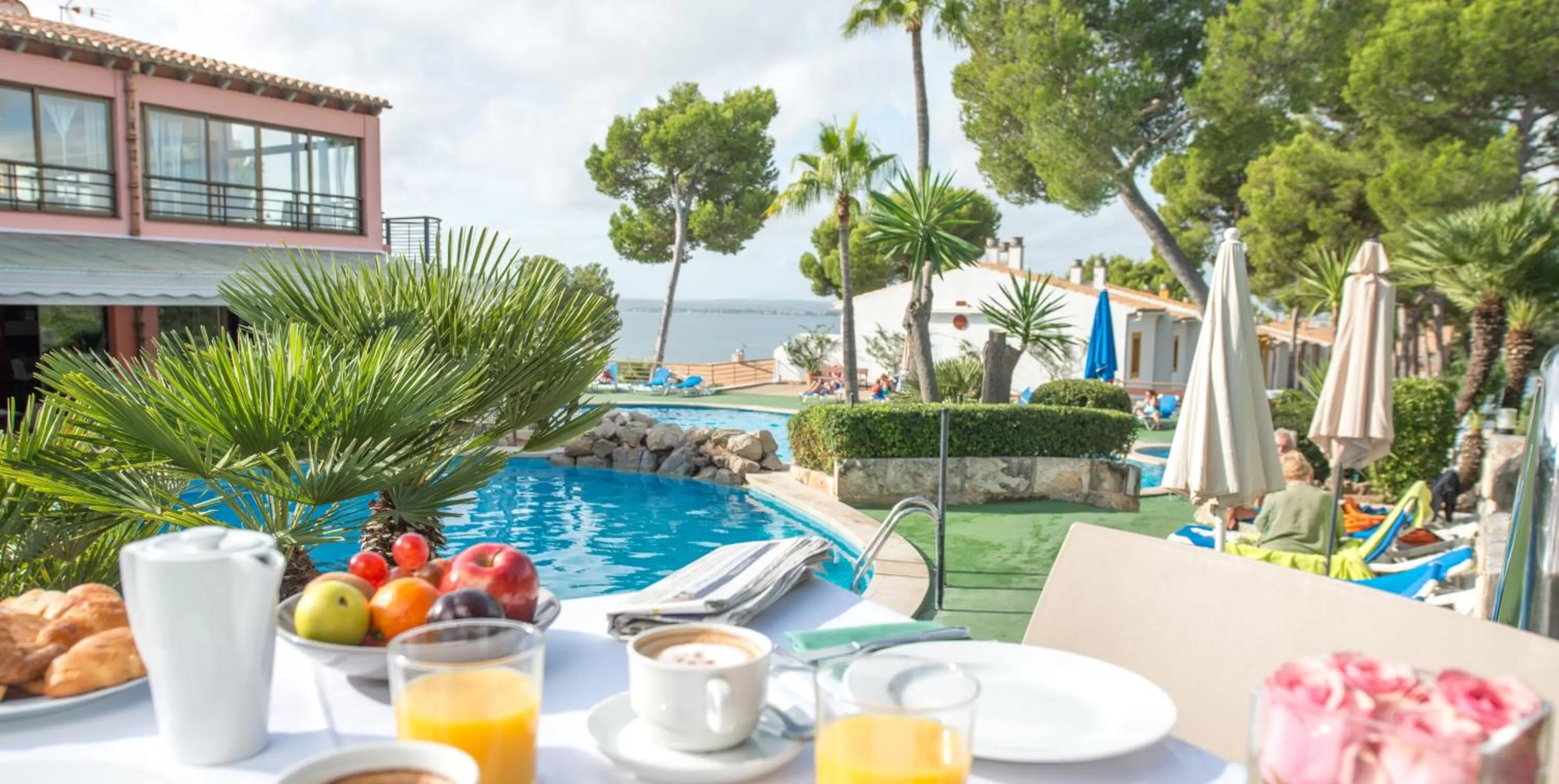 Swimming pool in Aparthotel Ona Aucanada