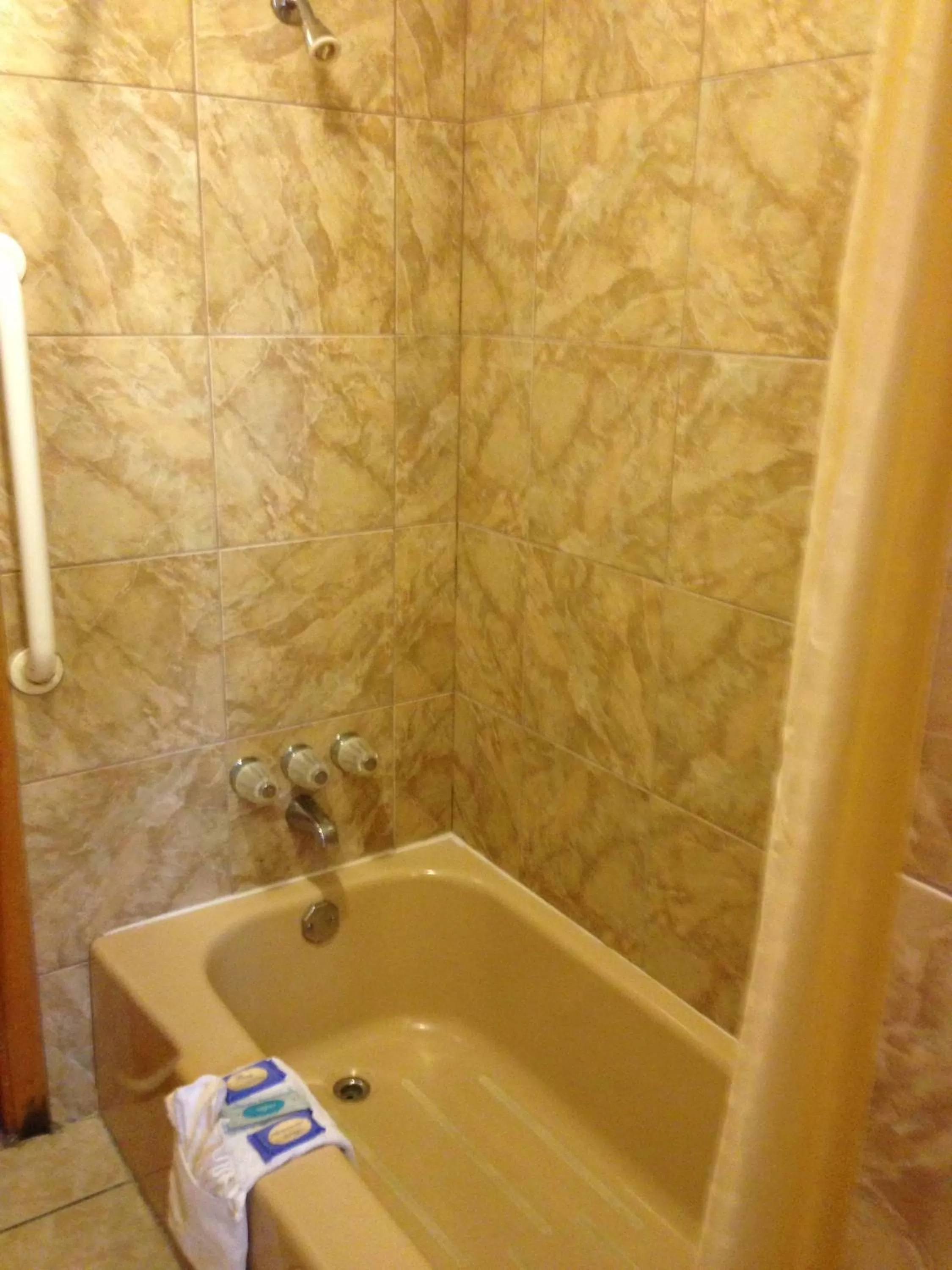 Bathroom in DeQueen Courtyard Inn