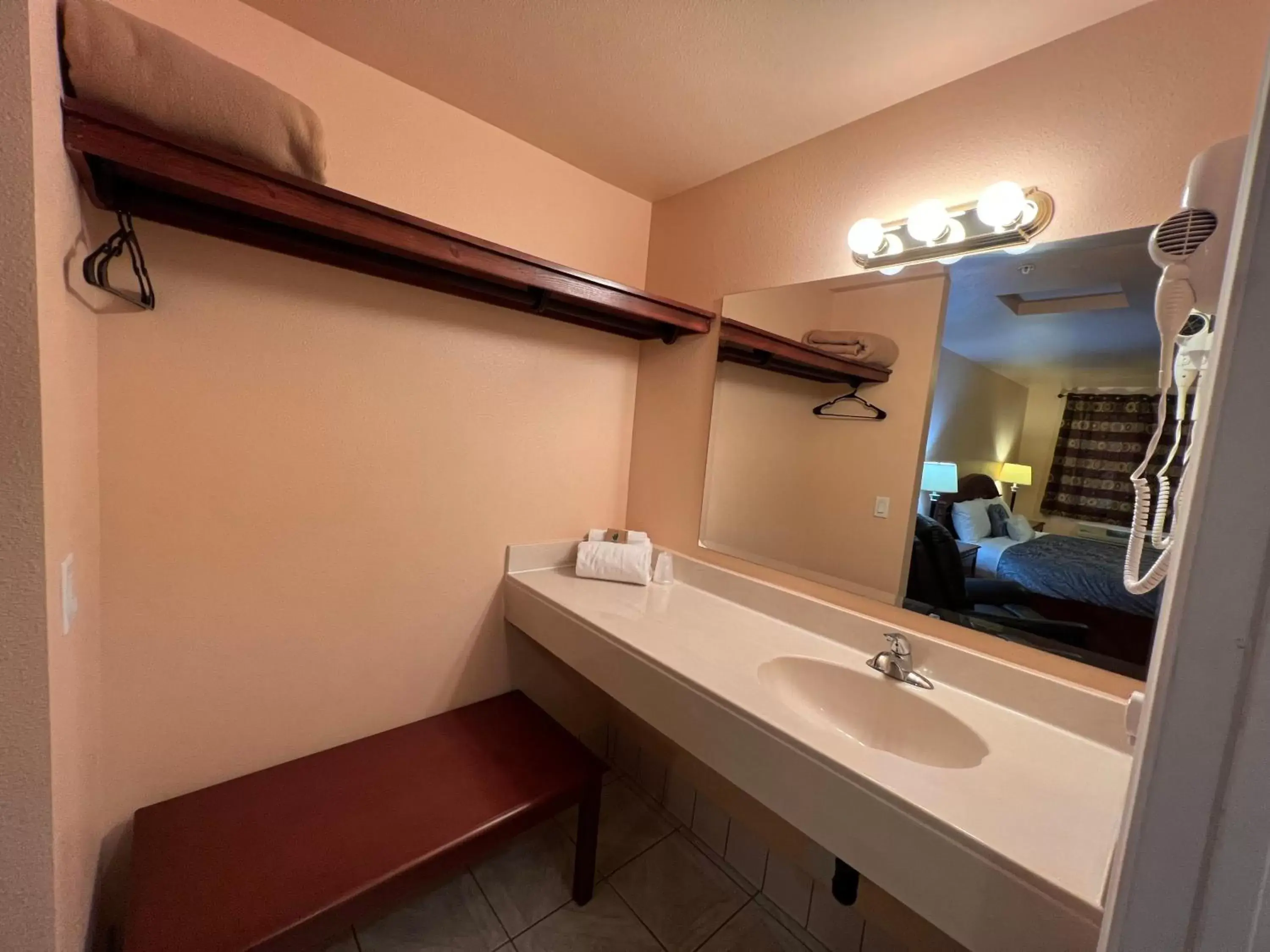 Bathroom in Frazier View Motel