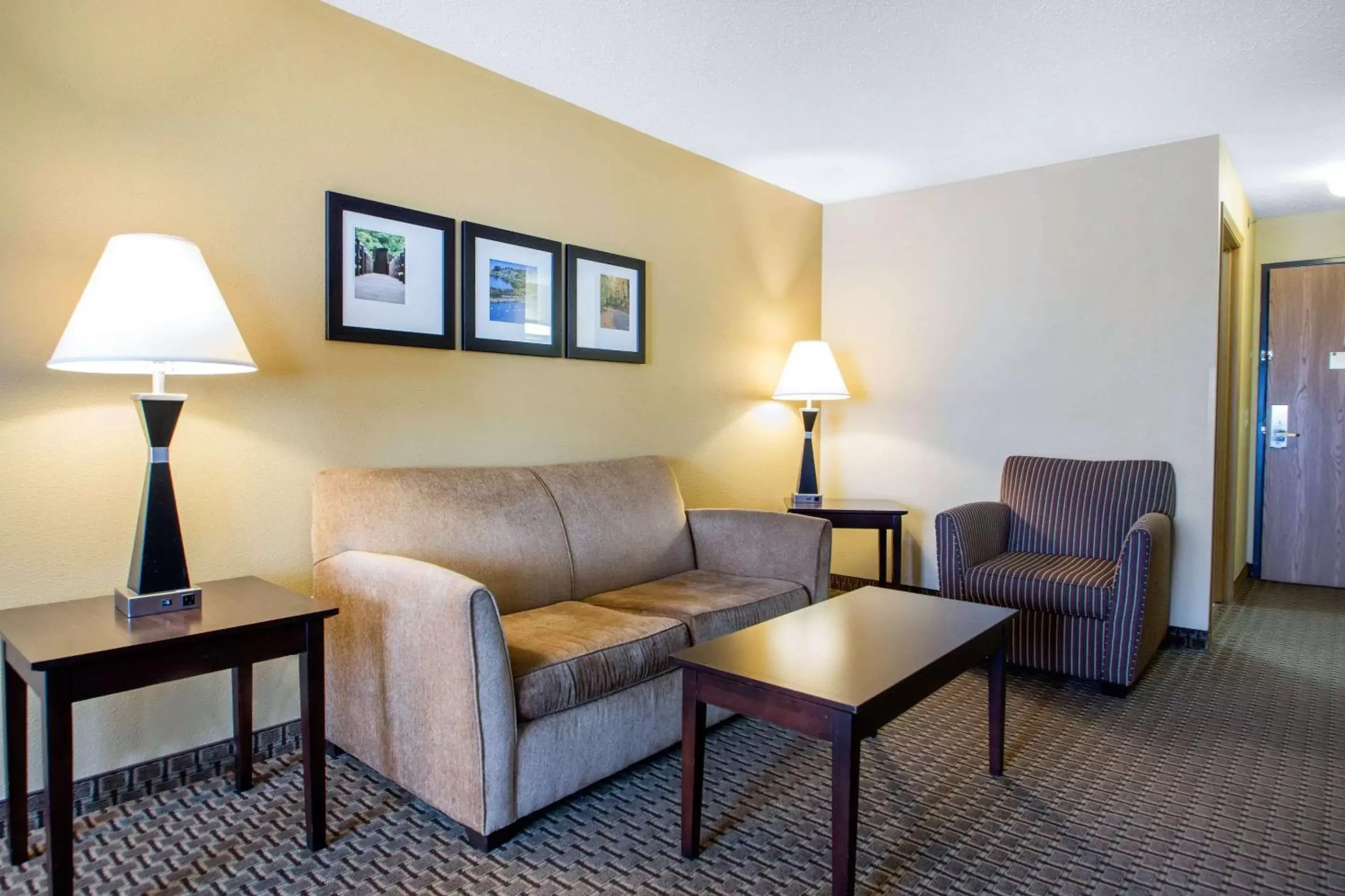 Photo of the whole room, Seating Area in Comfort Suites Wisconsin Dells Area