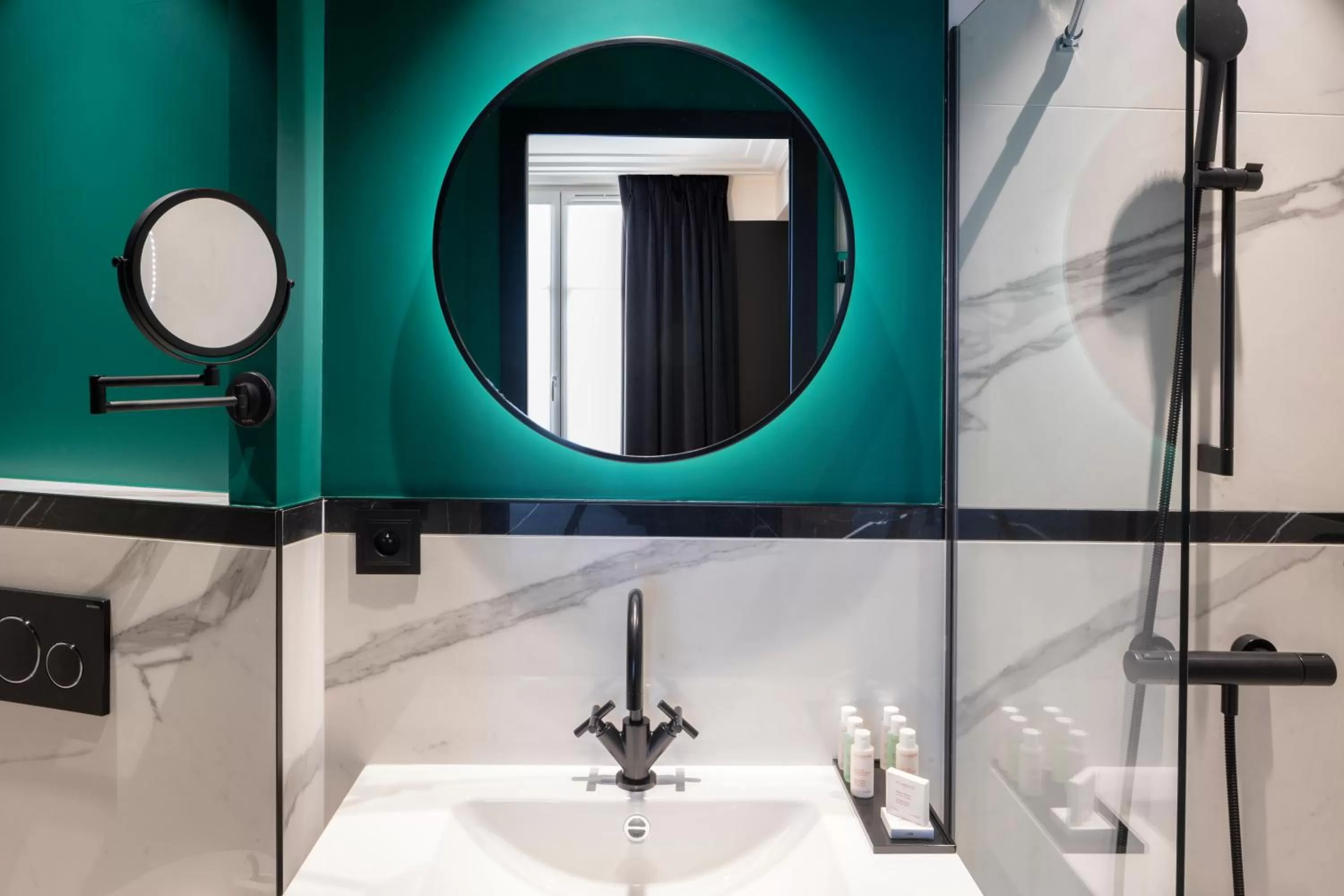 Bathroom in Hôtel Parisianer