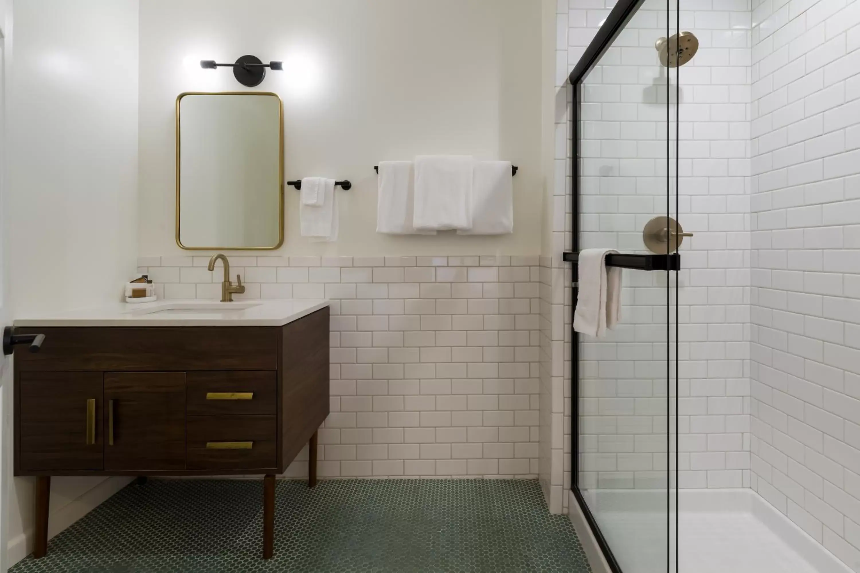 Shower, Bathroom in Signature Inn Oakland