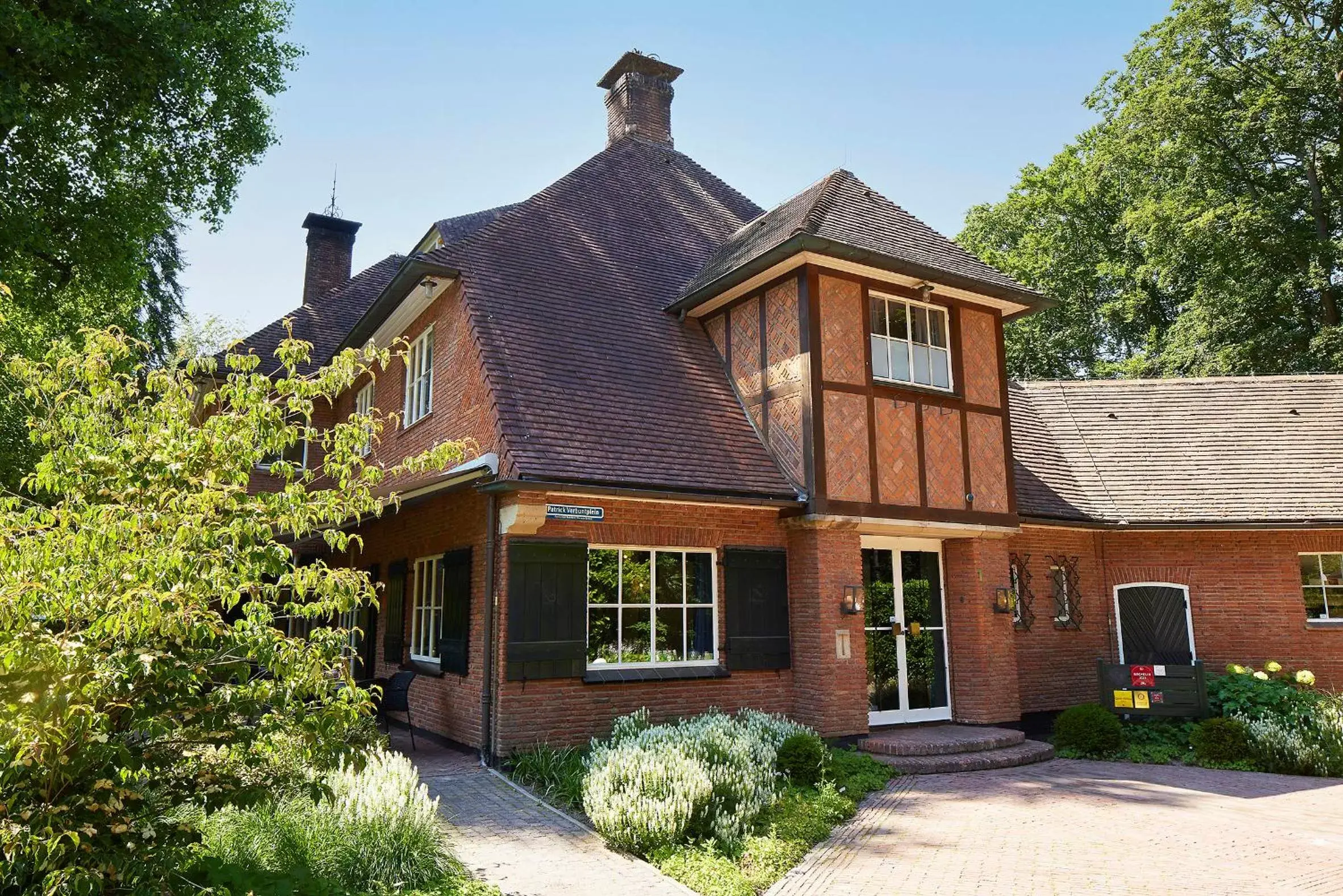 Property Building in Auberge Du Bonheur