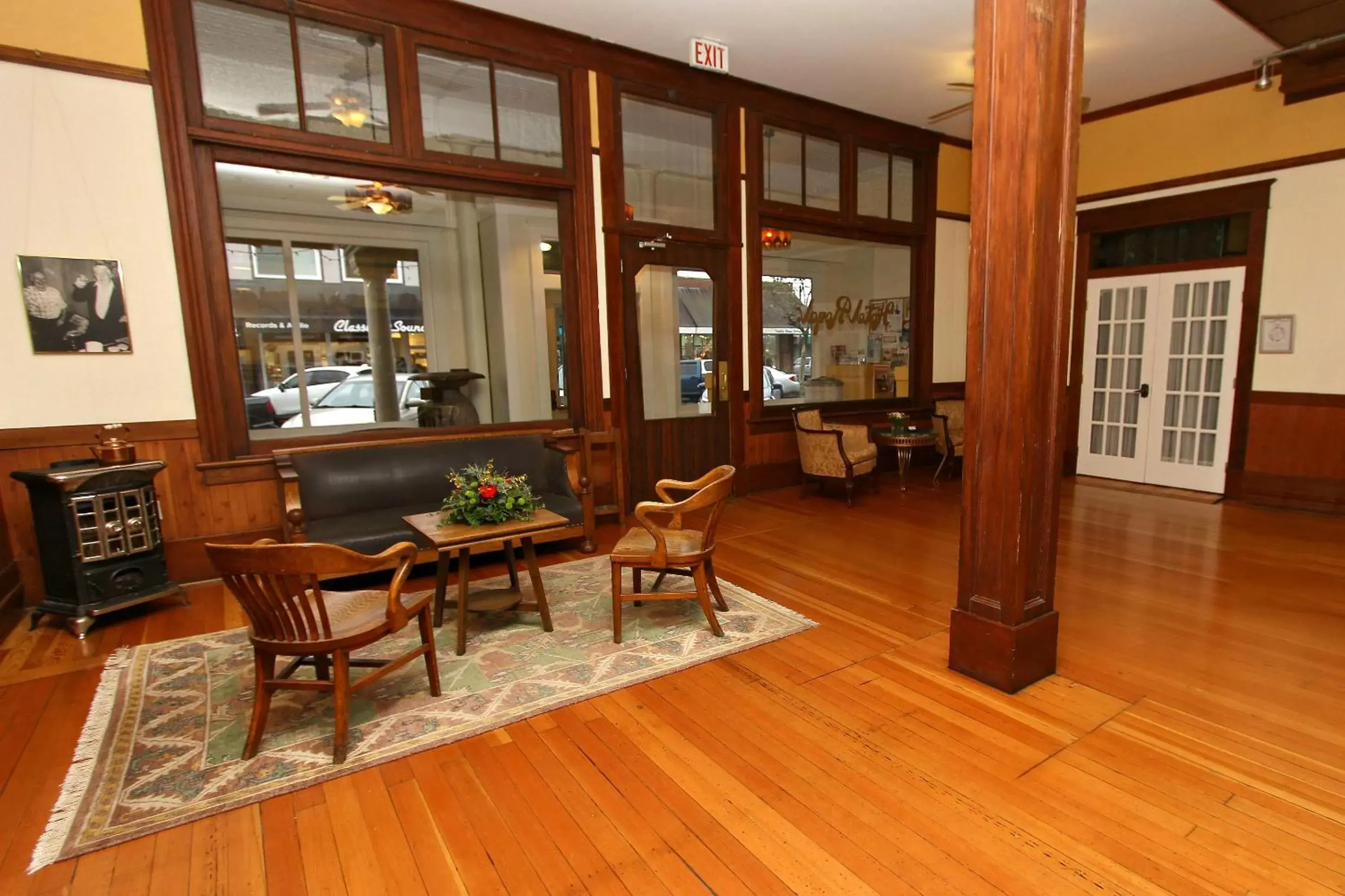 Lobby or reception in Royal Hotel Chilliwack