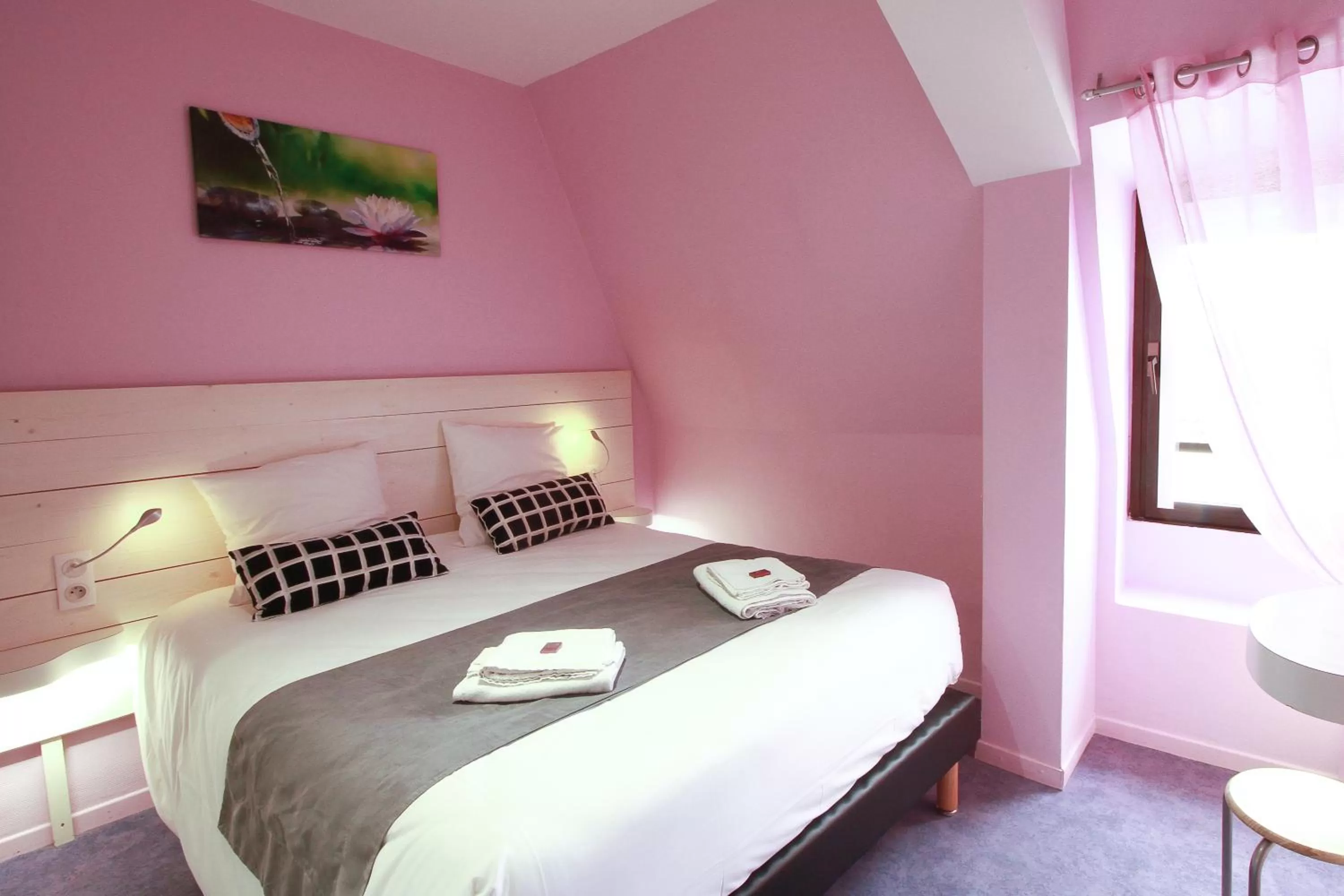 Photo of the whole room, Bed in Hôtel La Couronne