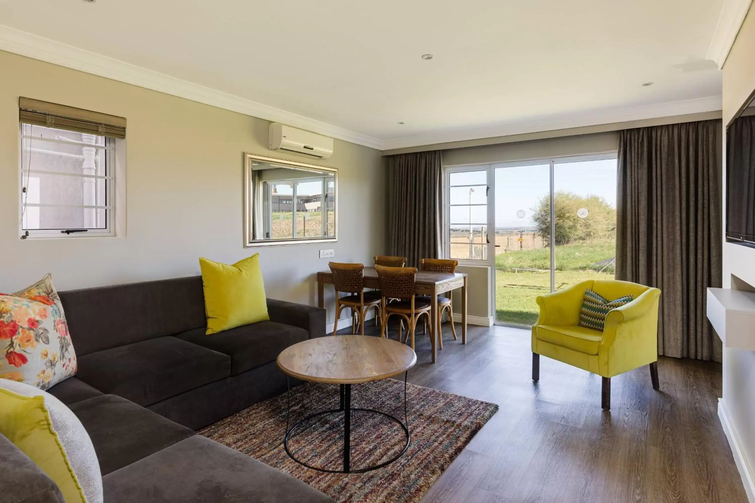 Lounge or bar, Seating Area in Protea Hotel by Marriott Stellenbosch & Conference Centre