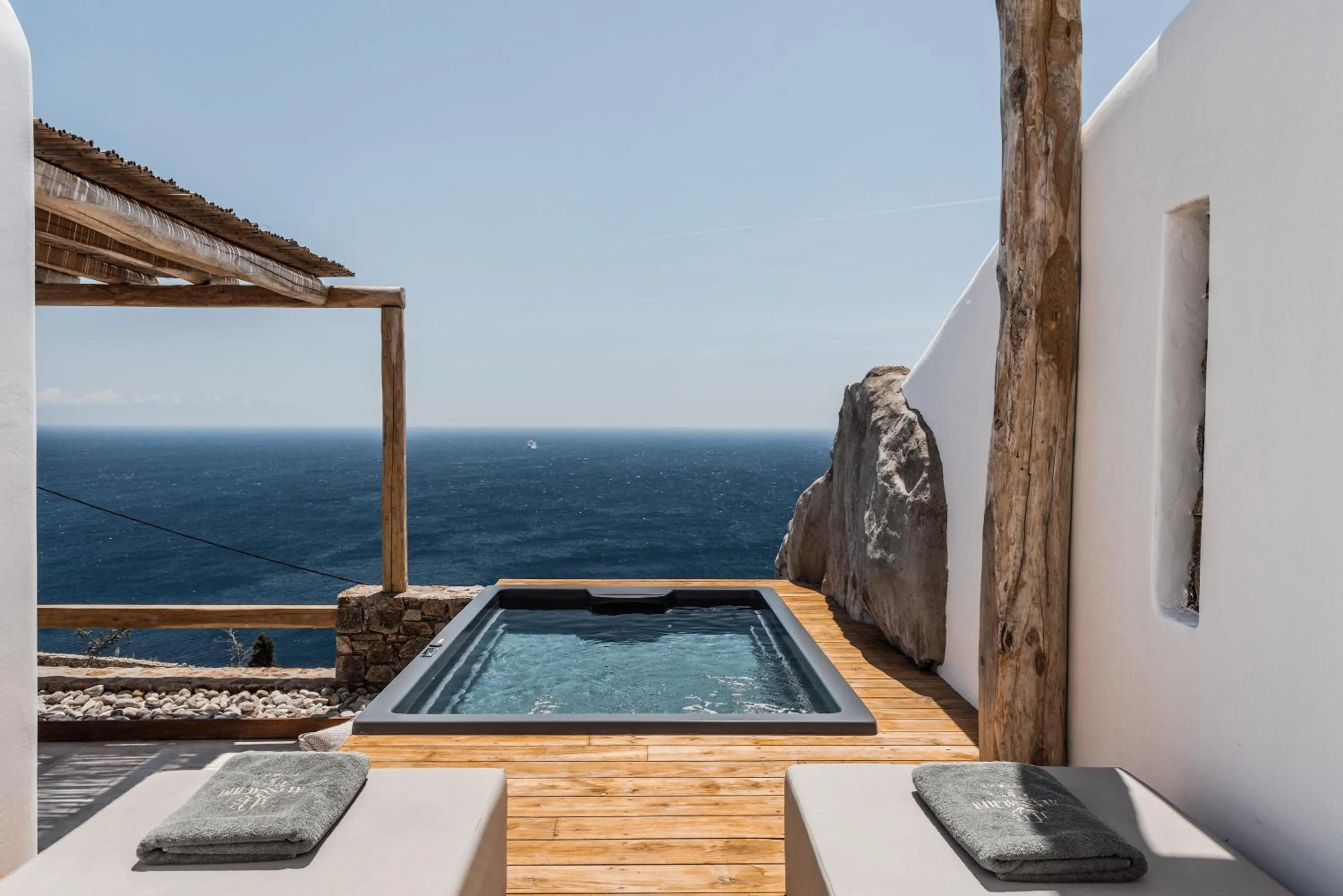 Hot Tub in Alissachni Mykonos