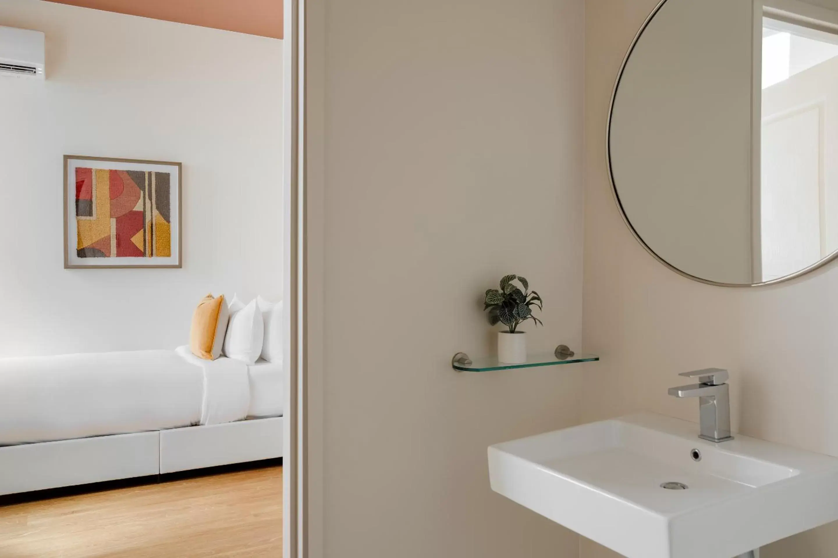 Living room, Bathroom in Found Chicago powered by Sonder