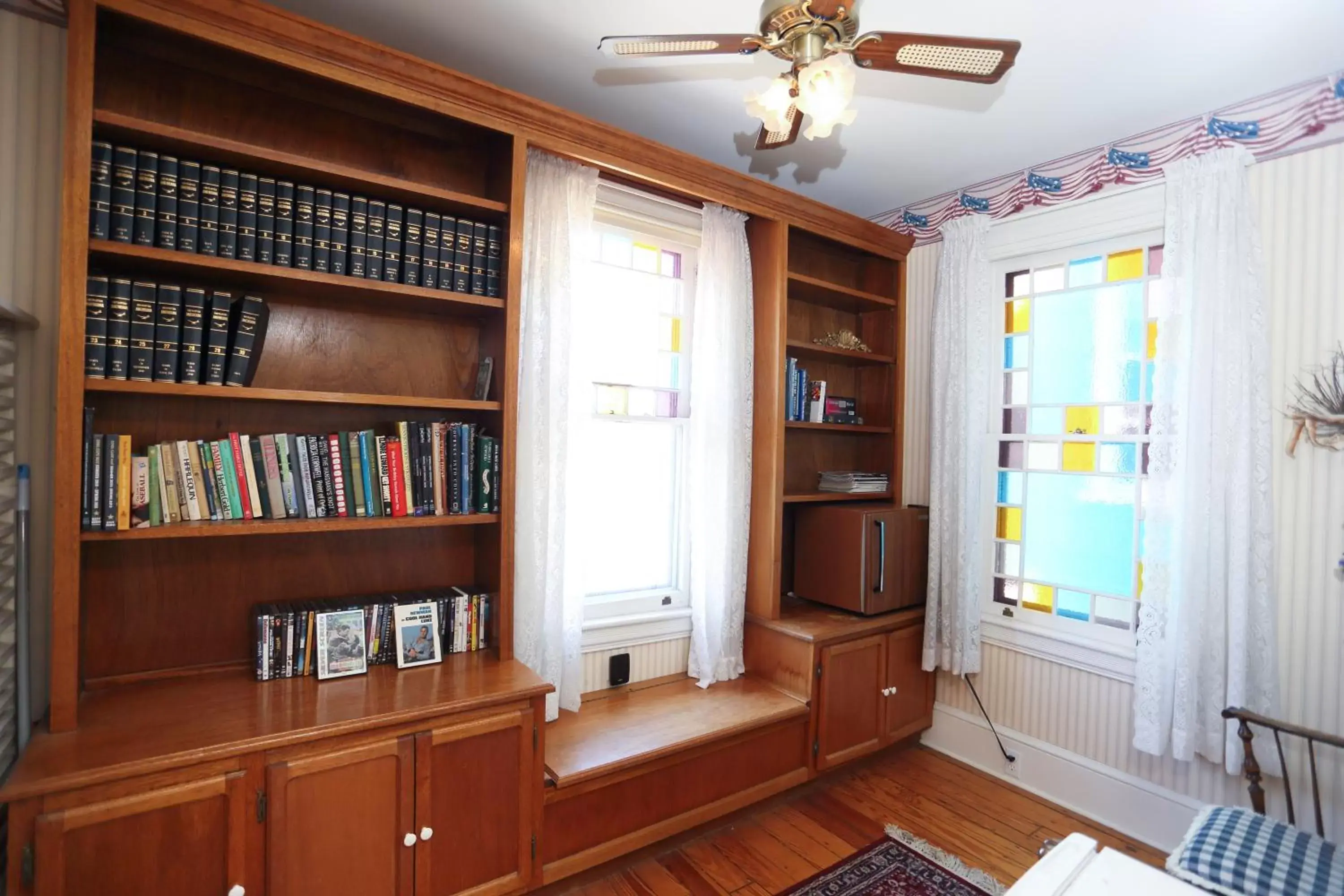 Library in Beauclaires Bed & Breakfast
