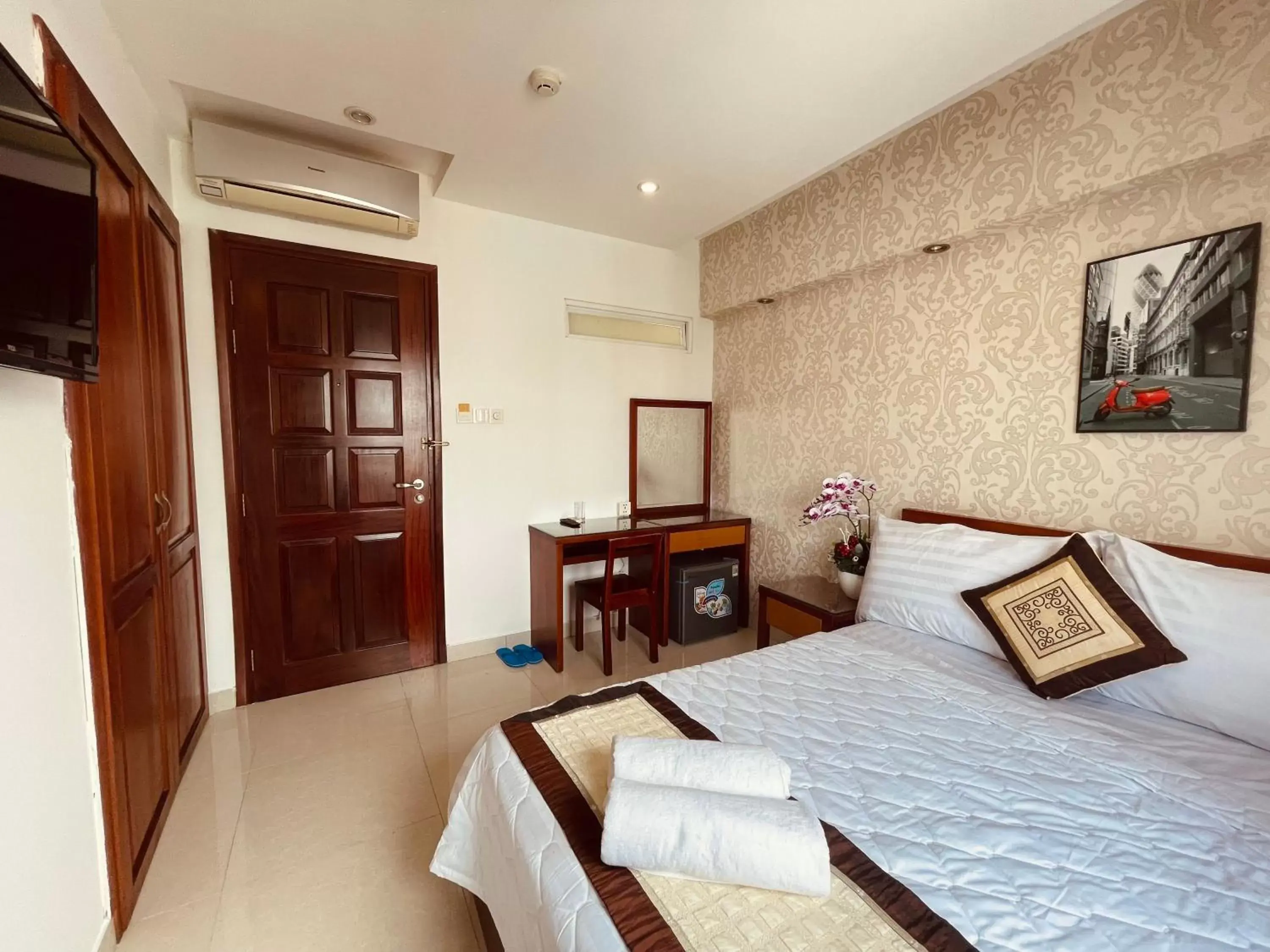 Double Room with Spa Bath in SaiGon Europe Hotel Double Room with Spa Bath in SaiGon Europe Hotel