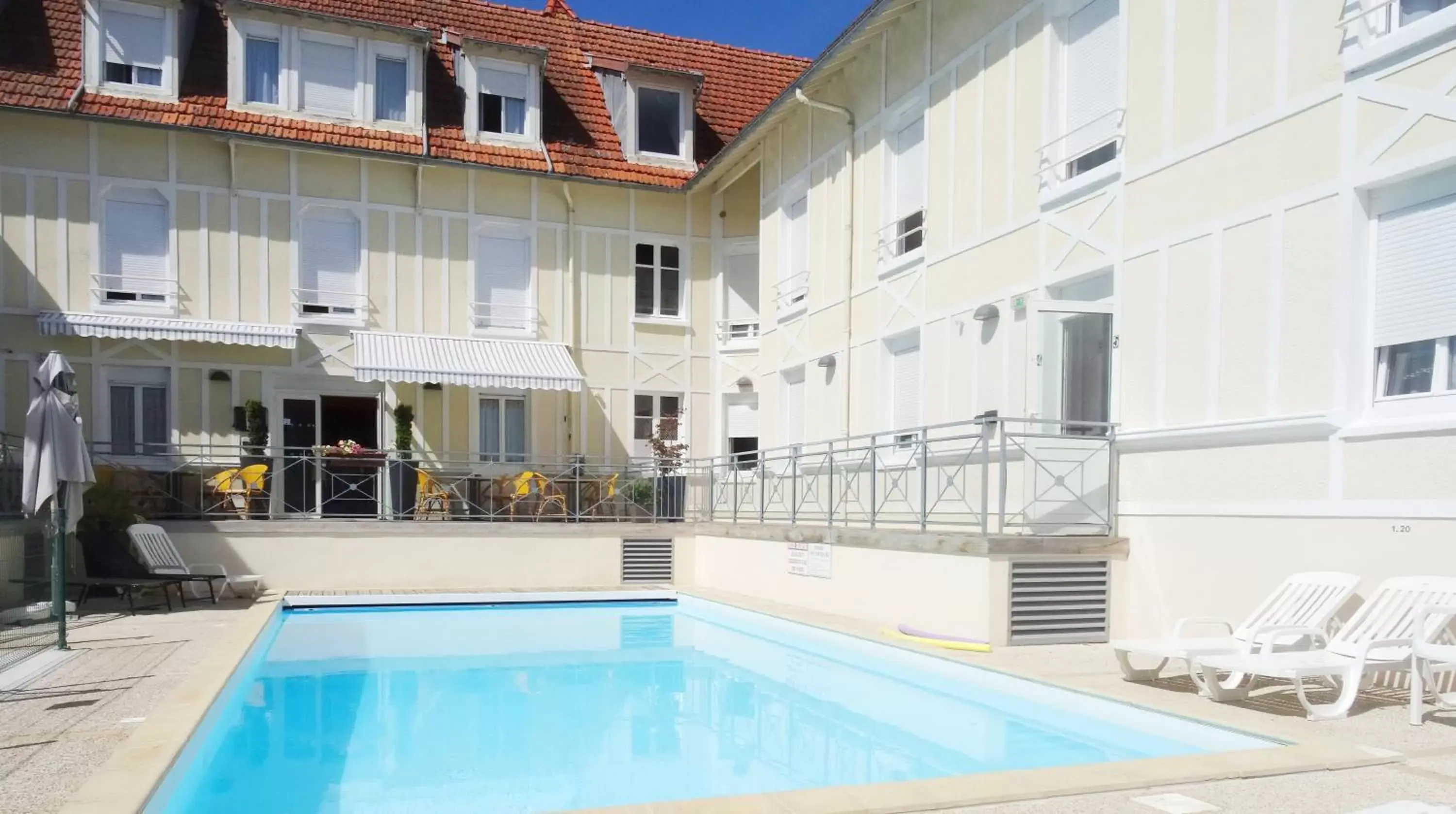 Property building, Swimming Pool in Boutique Hôtel d'Orbigny Chatelaillon - La Rochelle