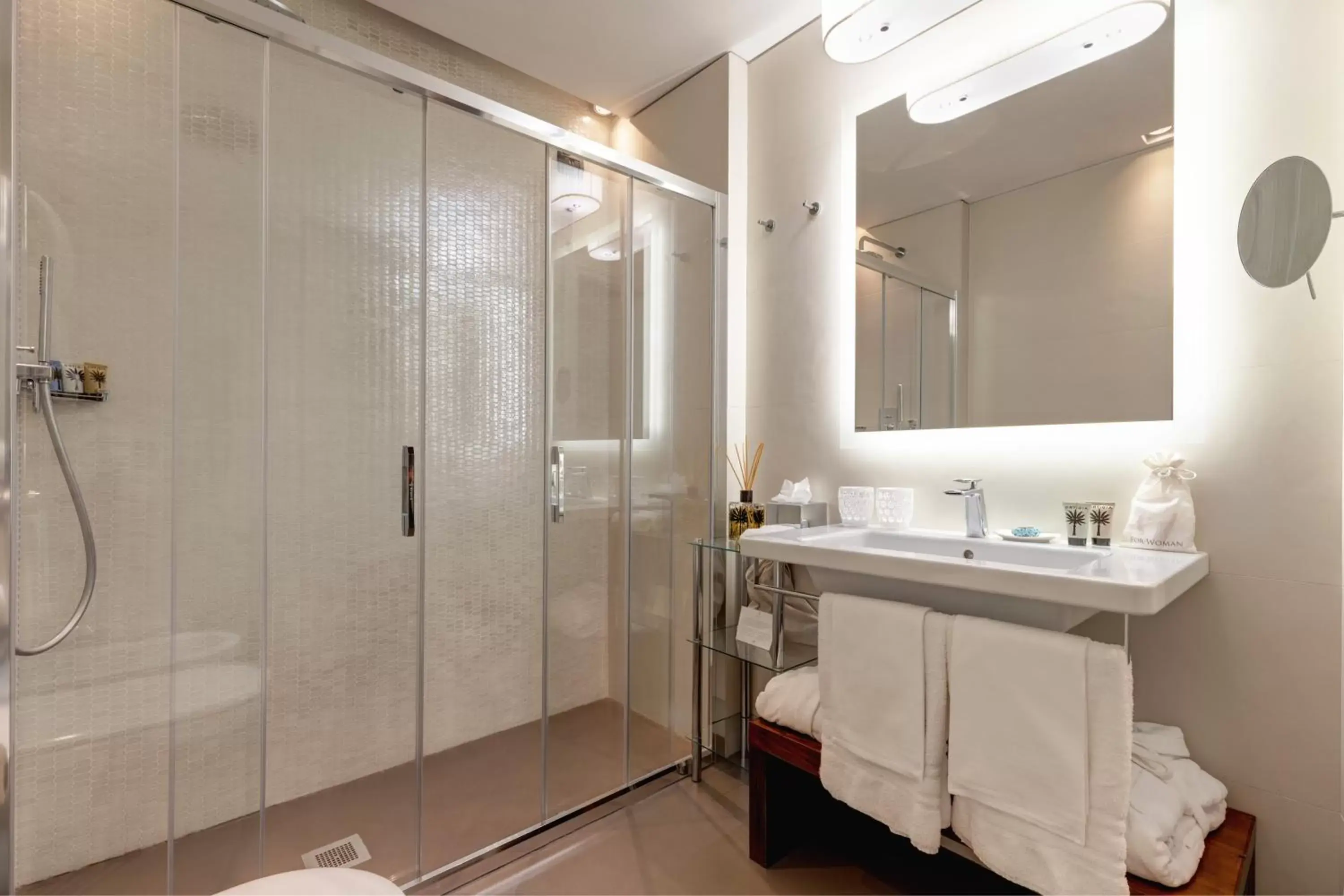 Bathroom in Singer Palace Hotel