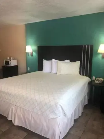 Bed in Pinn Road Inn and Suites Lackland AFB and Seaworld