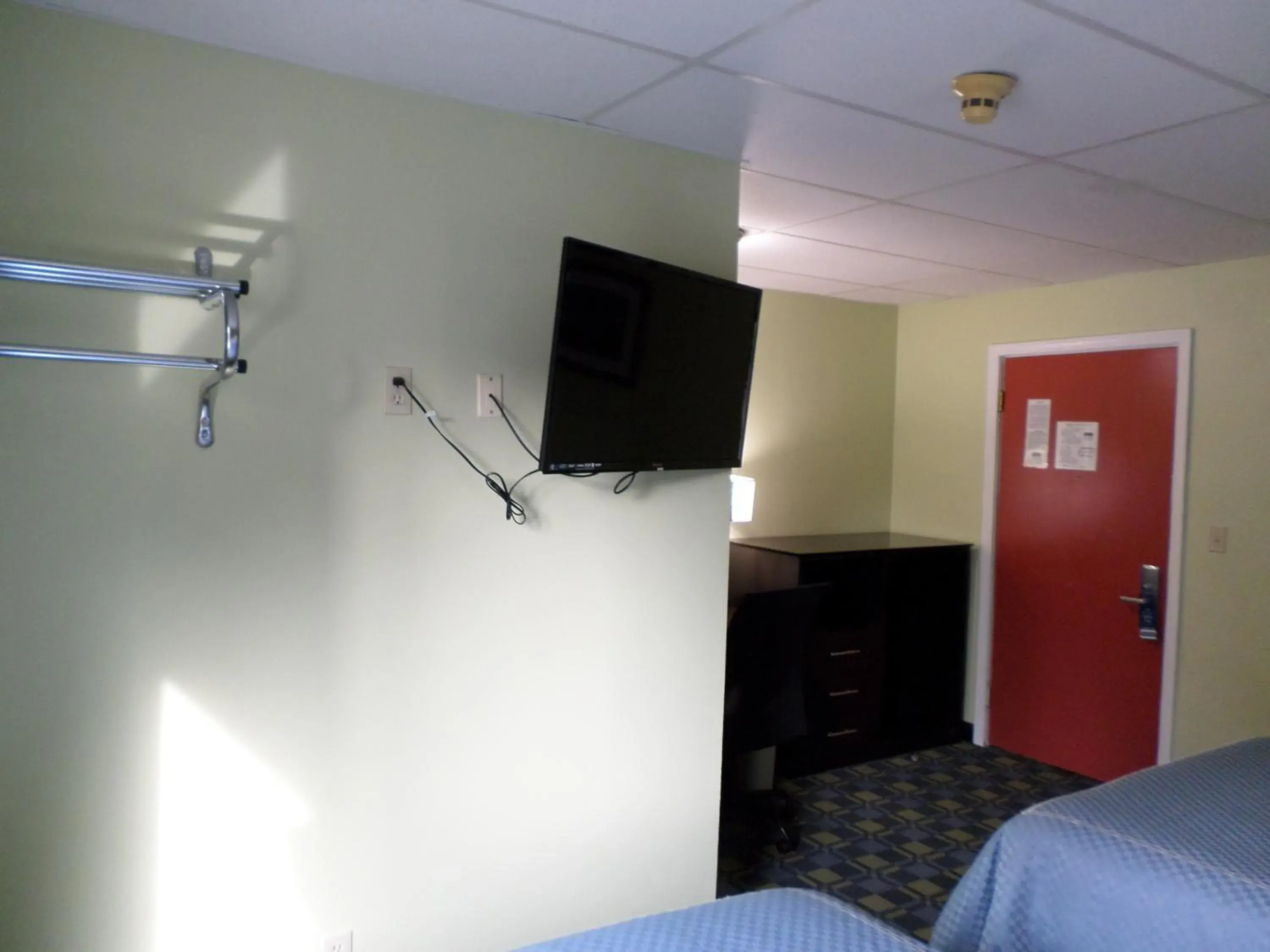 Day, TV/Entertainment Center in Travelodge by Wyndham Cleveland Lakewood