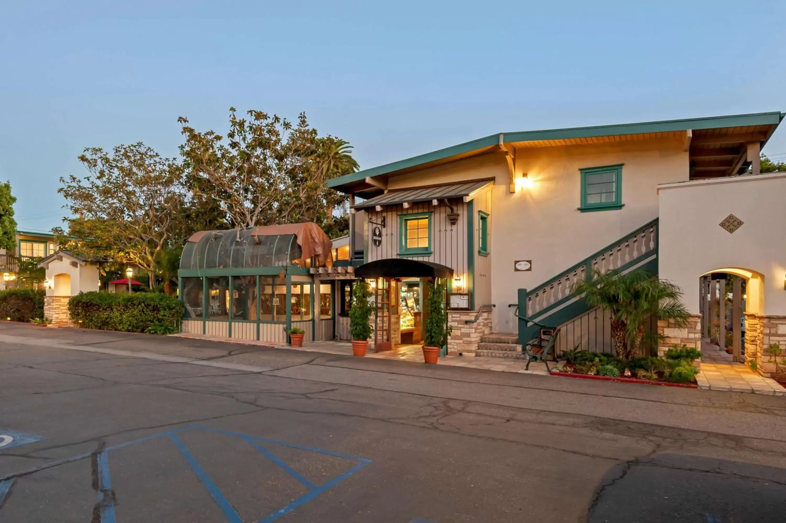 Restaurant/places to eat, Property Building in Best Western Plus Santa Barbara