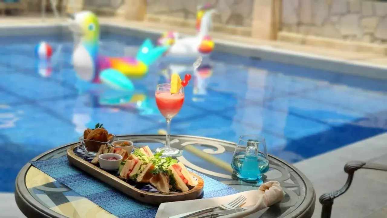 Food, Swimming Pool in Quinta del Rey Hotel