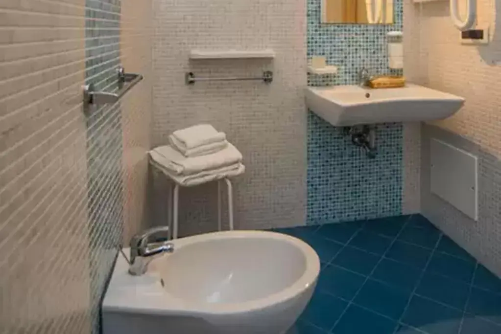 Bathroom in Hotel Noto Marina Beach