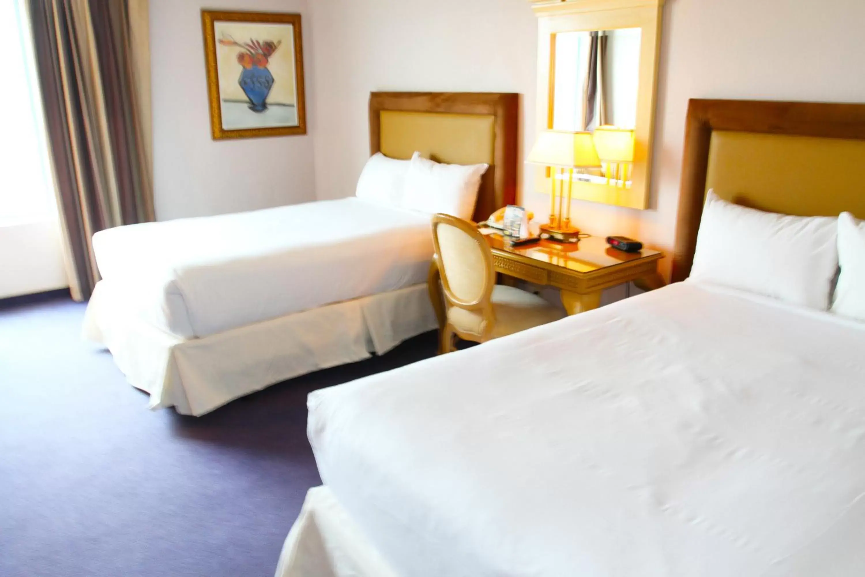 Bedroom, Bed in Laughlin River Lodge