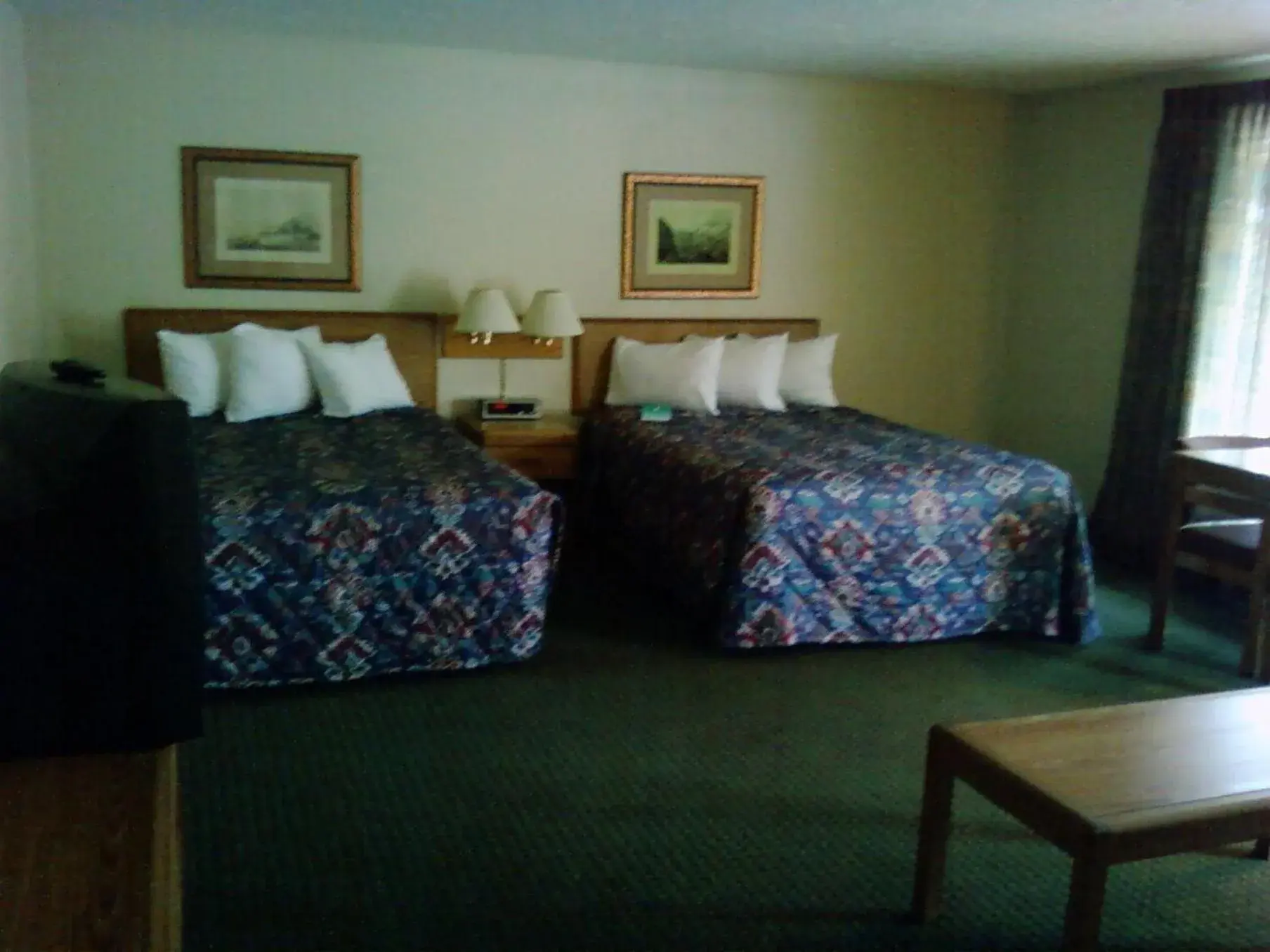 Photo of the whole room, Bed in Will Rogers Inn