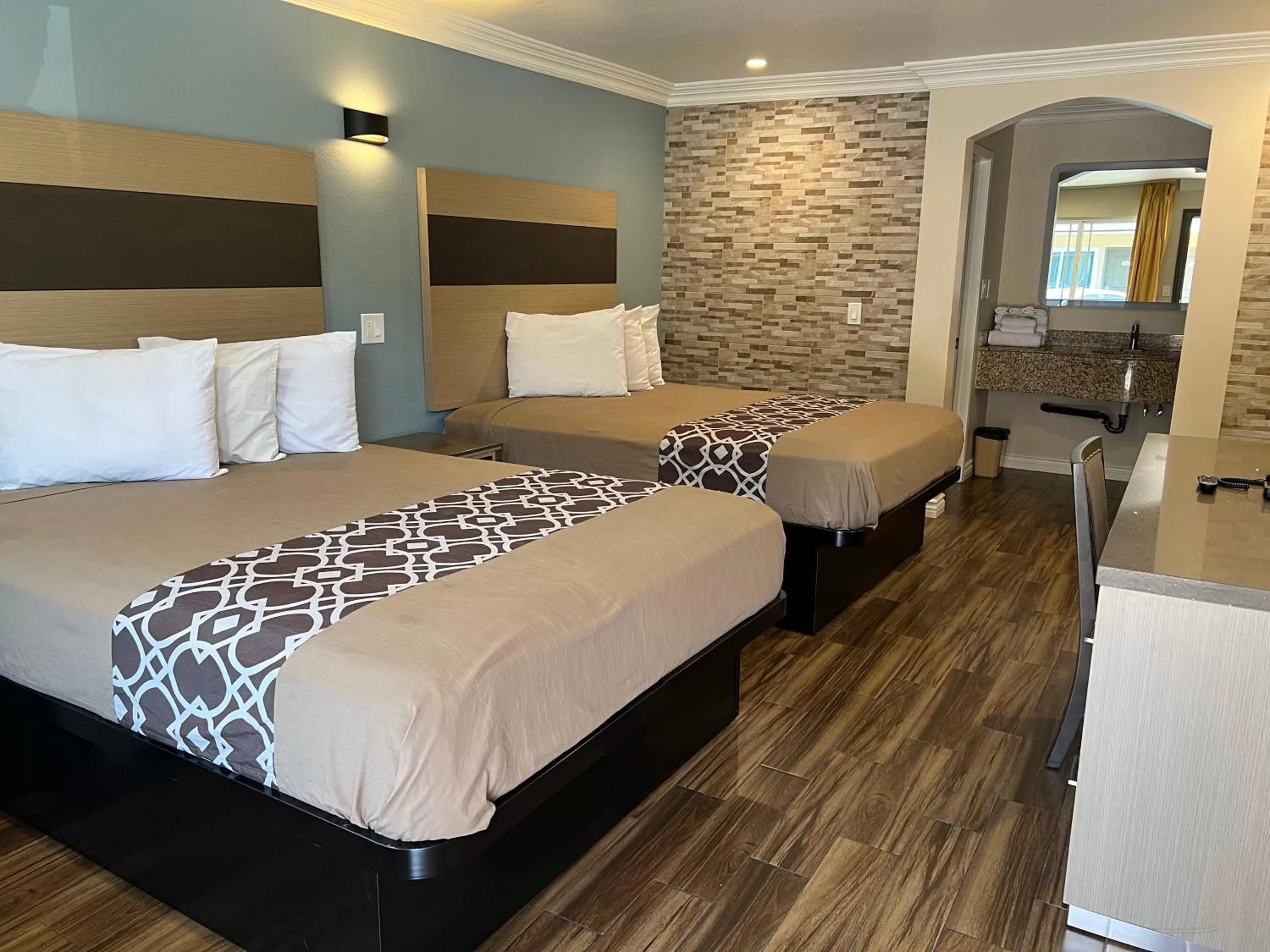 Photo of the whole room, Bed in Industry Inn & Suites