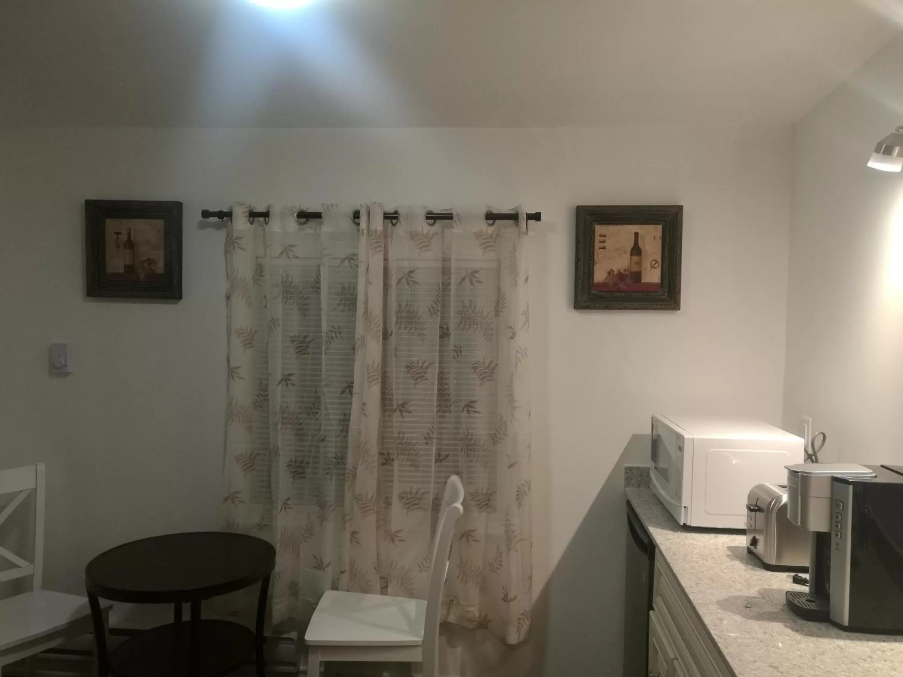 Kitchen or kitchenette, Seating Area in Ambassador's Inn Next Door