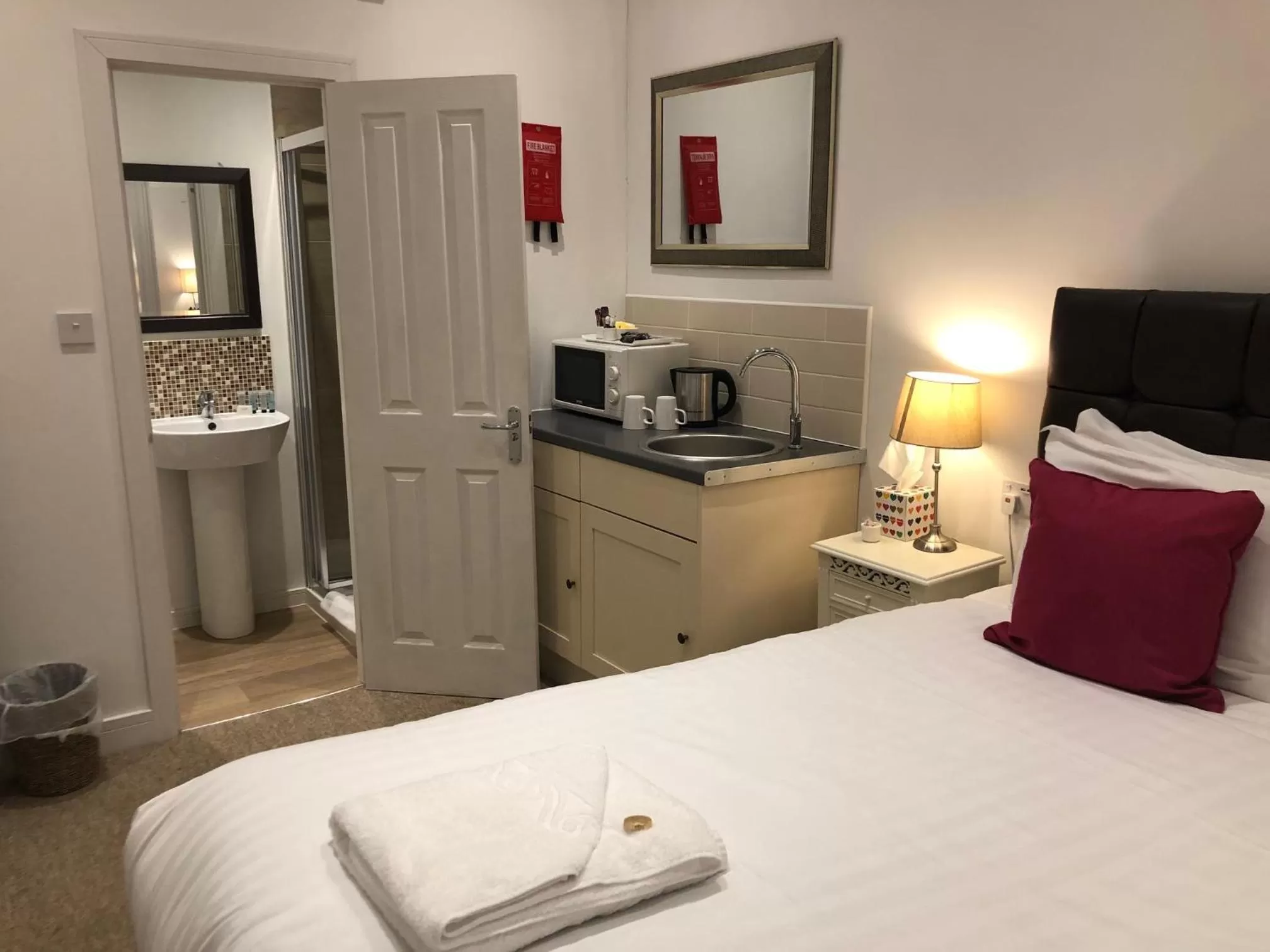 Kitchen or kitchenette, Bed in Kings Hotel