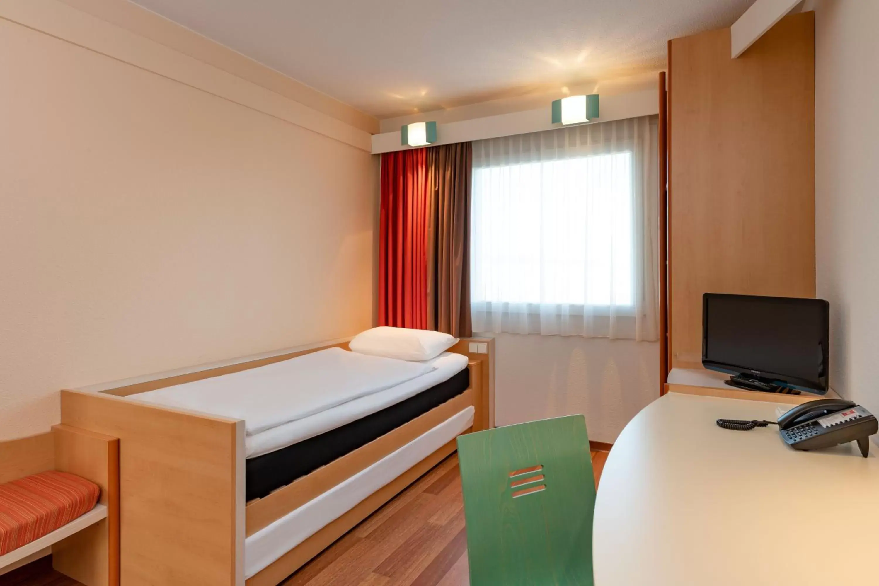 Photo of the whole room, Bed in ibis Berlin City Potsdamer Platz