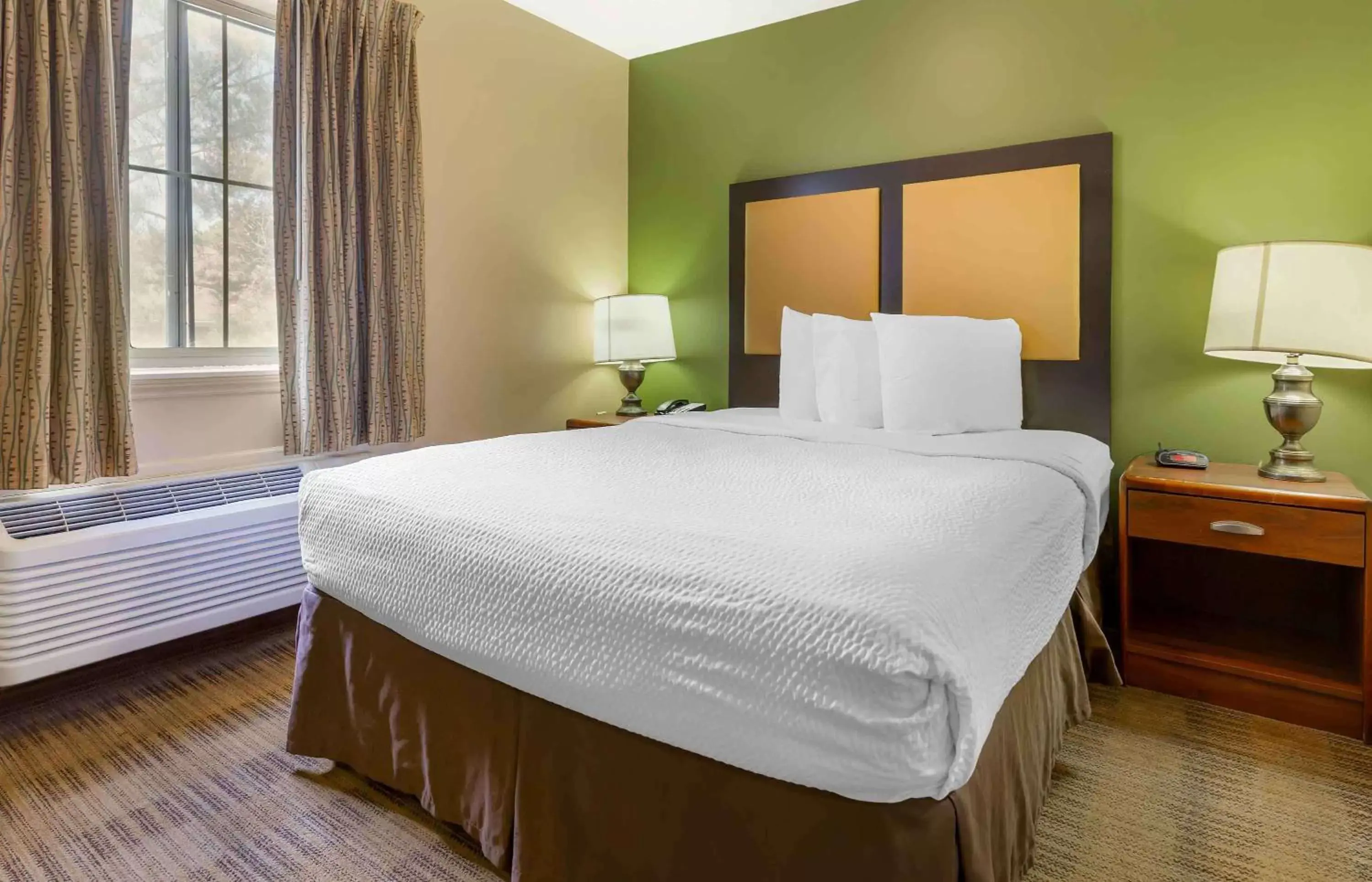 Bedroom, Bed in Extended Stay America Suites - Raleigh - North Raleigh - Wake Towne Dr
