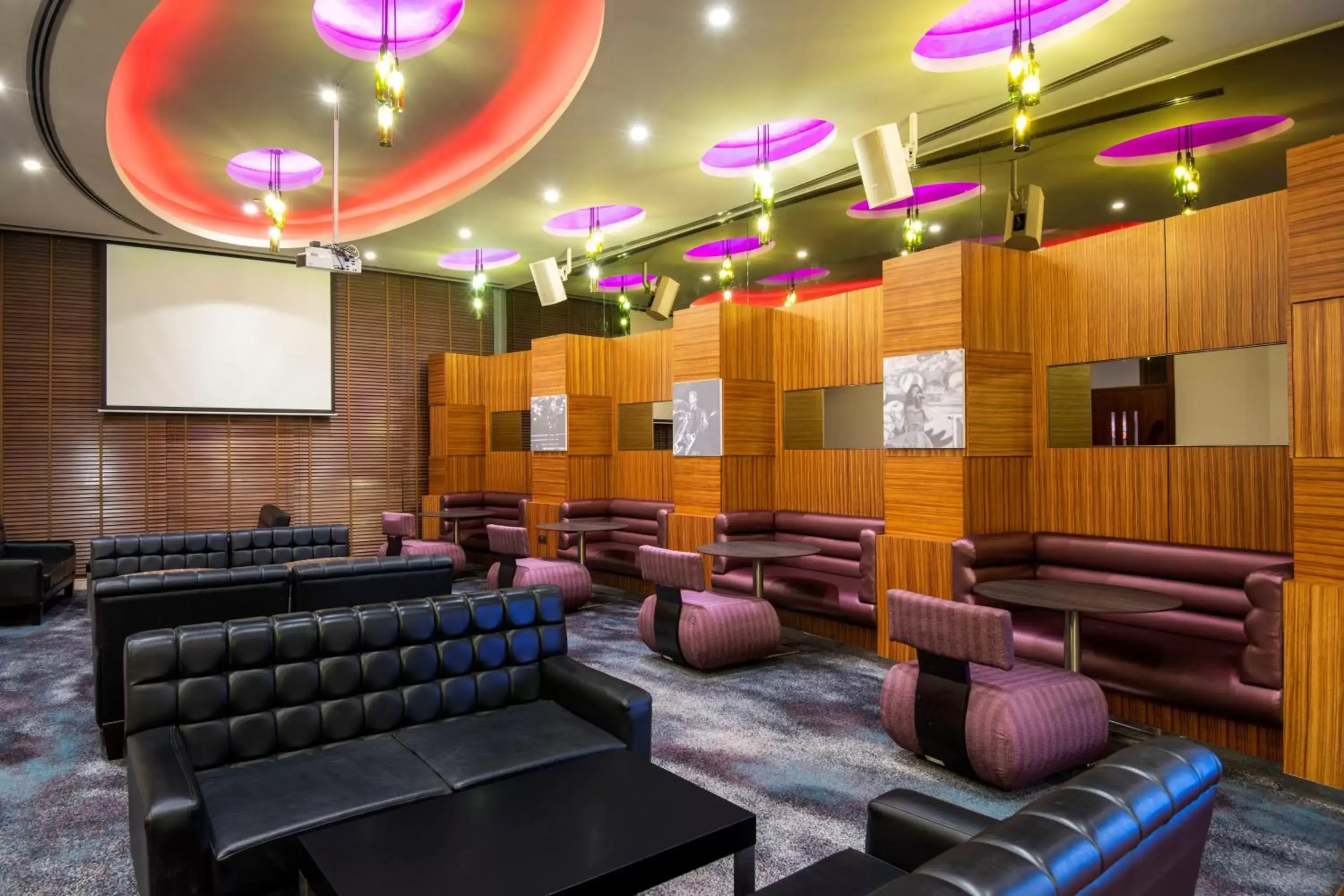 Lounge or bar in Crowne Plaza Doha - The Business Park, an IHG Hotel