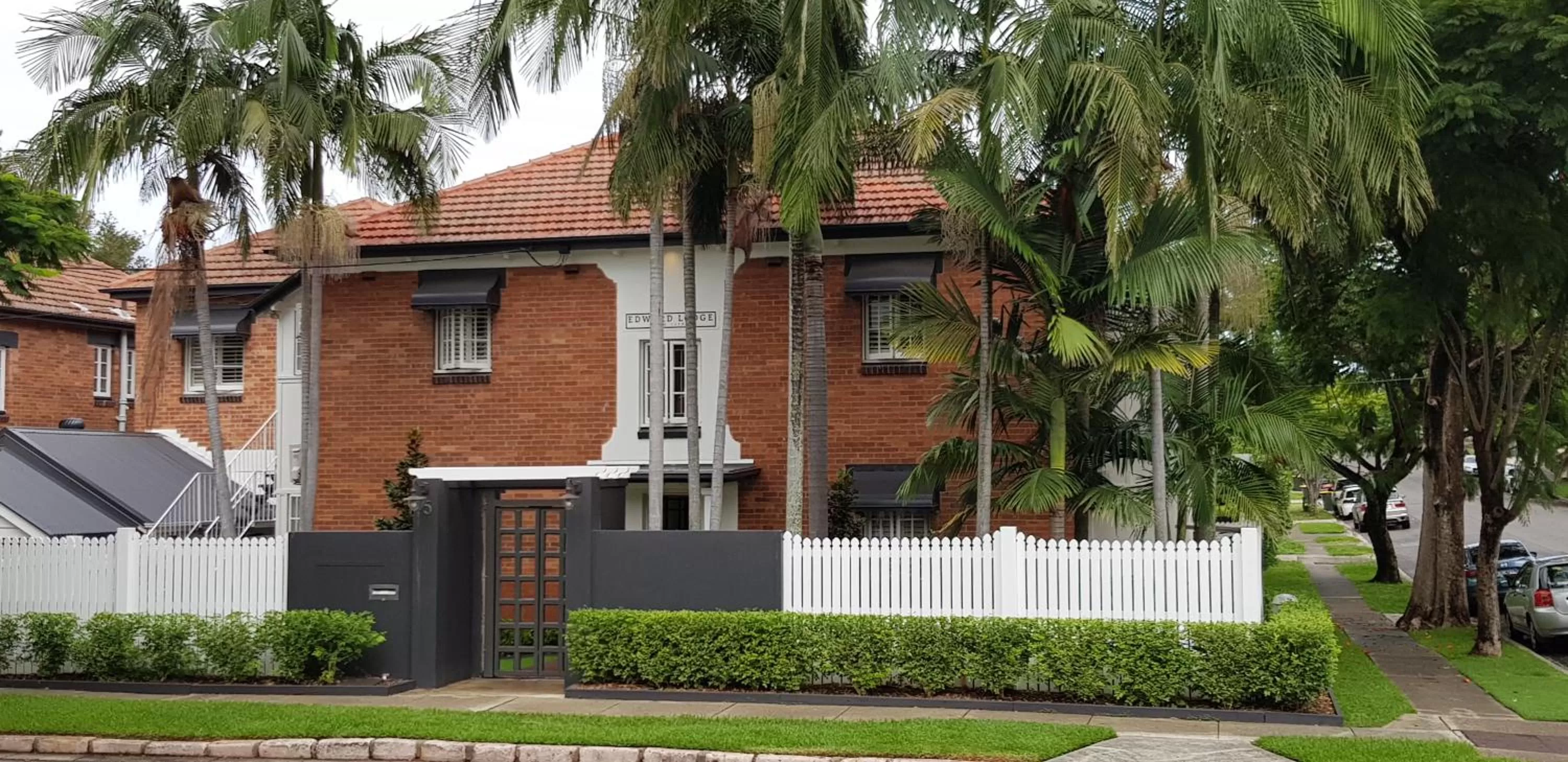 Facade/entrance in Edward Lodge New Fam