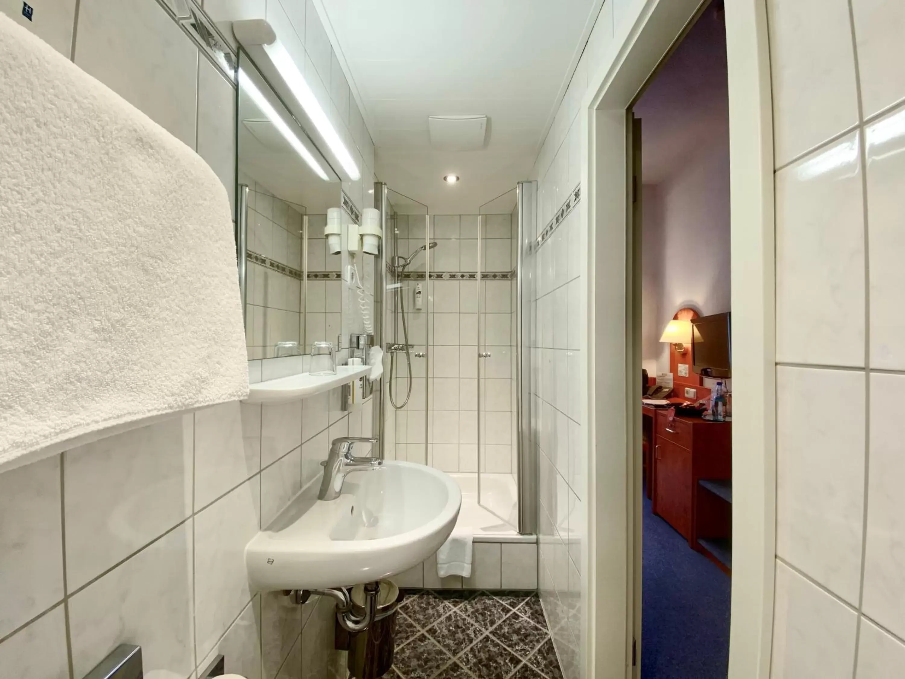 Shower, Bathroom in Hotel West an der Bockenheimer Warte