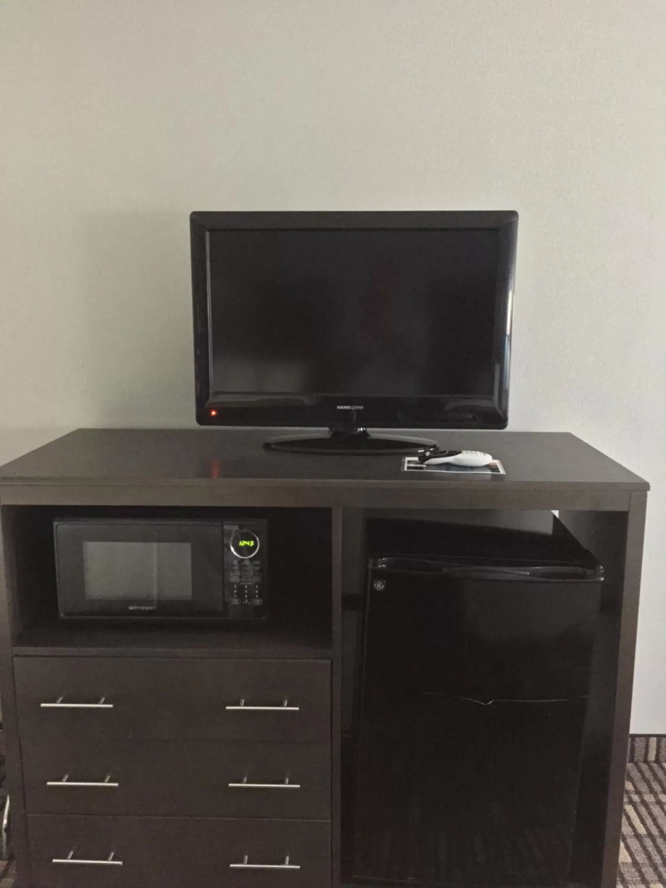 TV and multimedia, TV/Entertainment Center in Baymont by Wyndham Pella