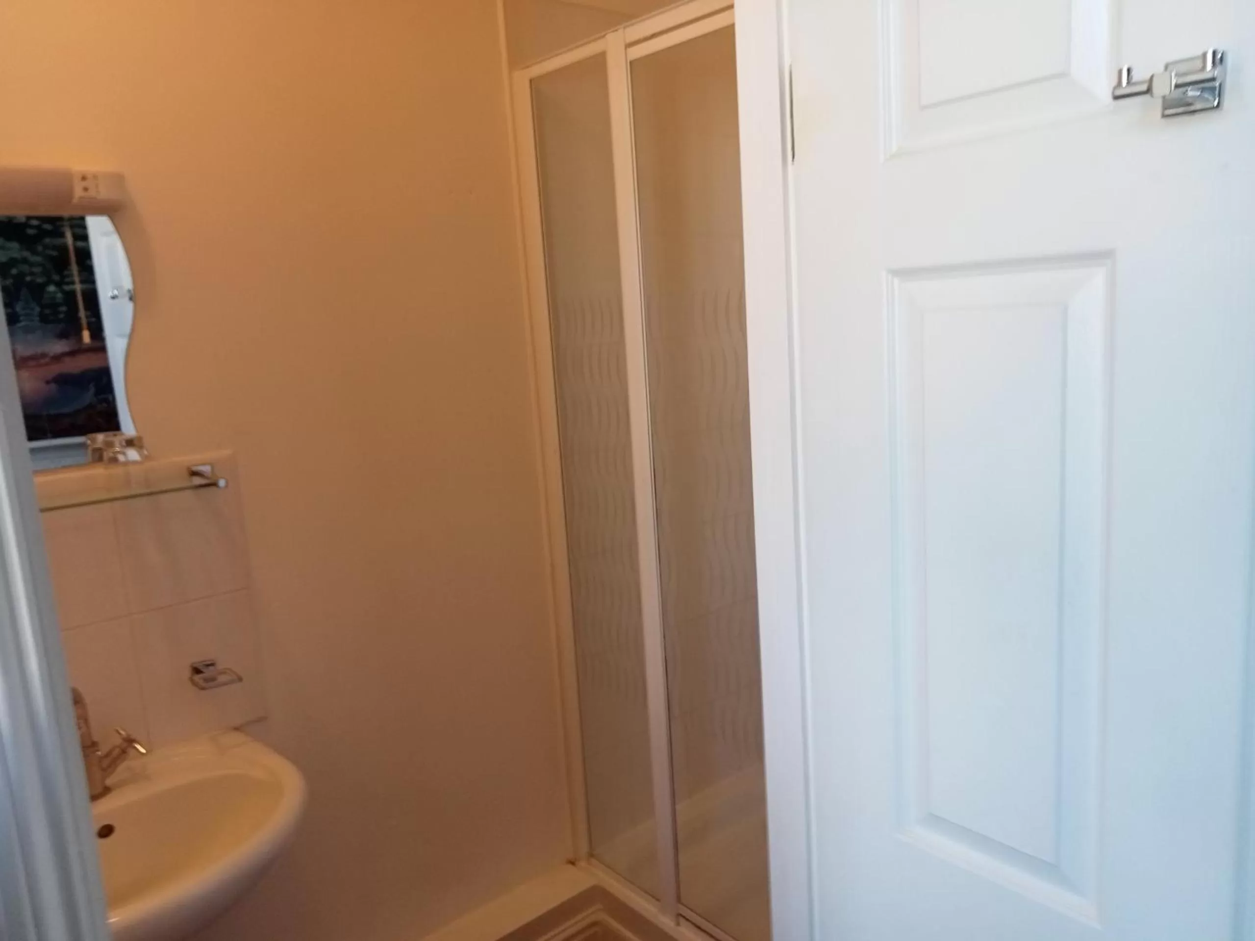 Bedroom, Bathroom in The Coldstreamer Inn