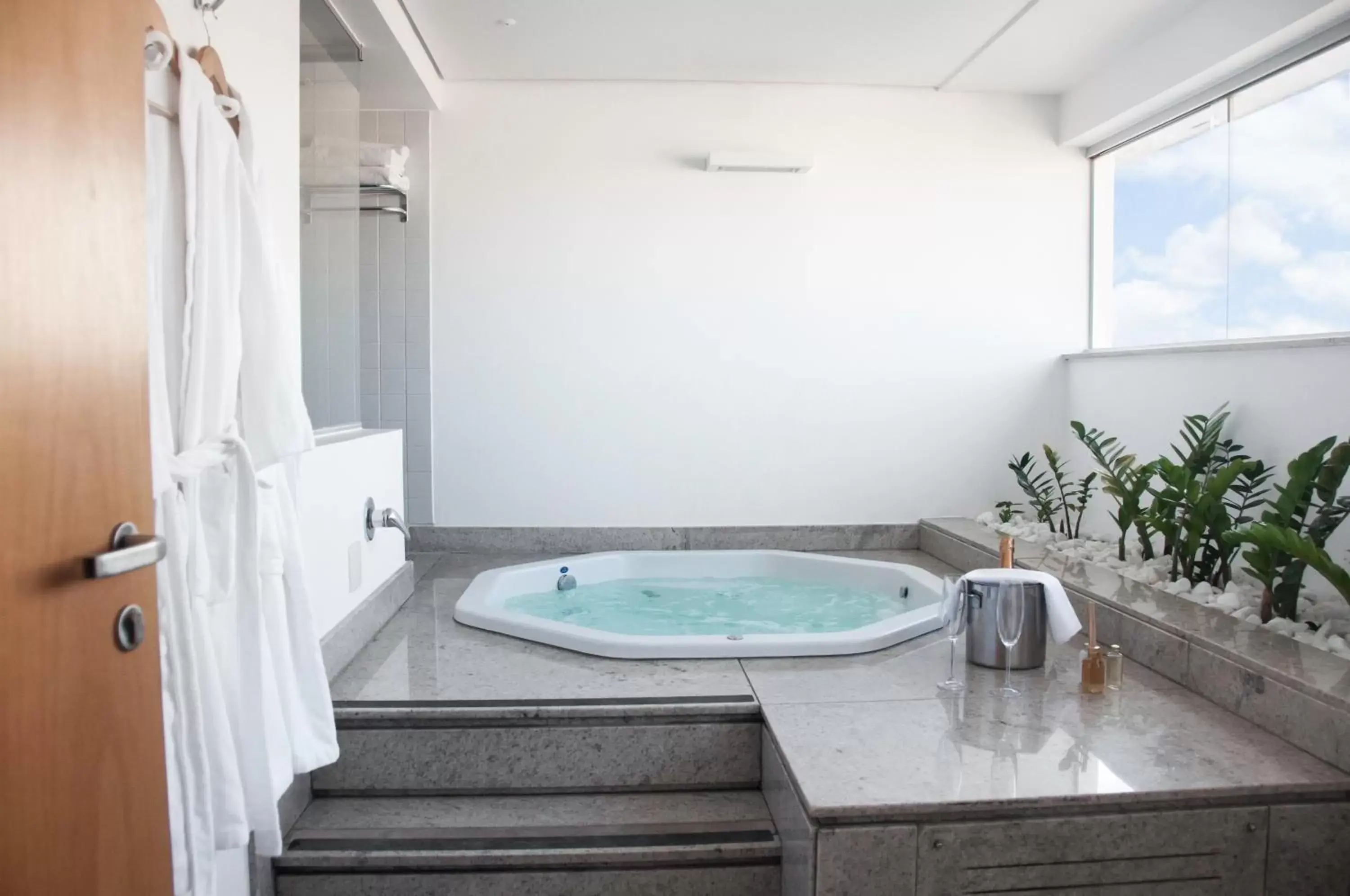 Hot Tub, Bathroom in H2 Platinum Lourdes