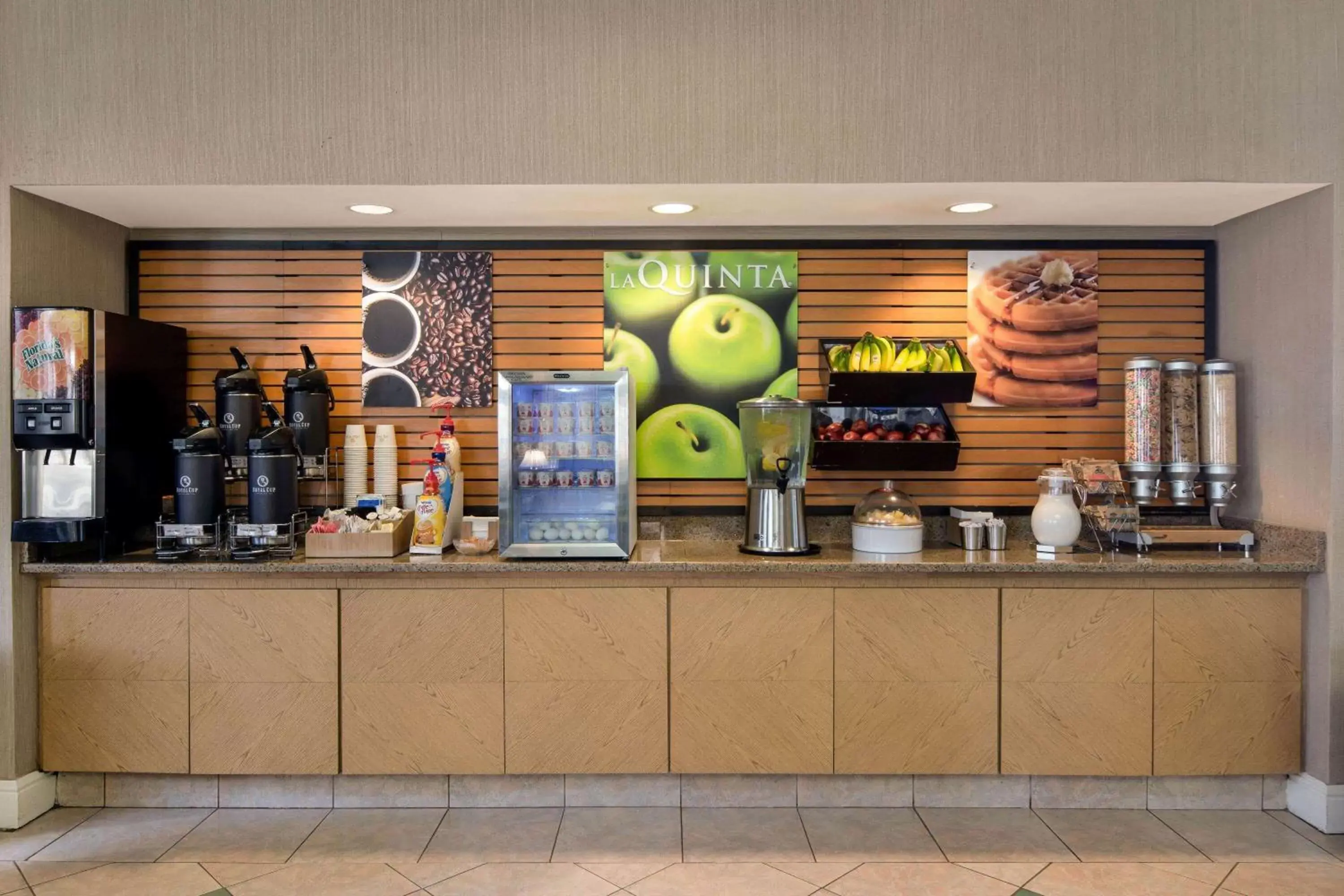 Restaurant/places to eat in La Quinta by Wyndham Greenville Haywood Restaurant/places to eat in La Quinta by Wyndham Greenville Haywood