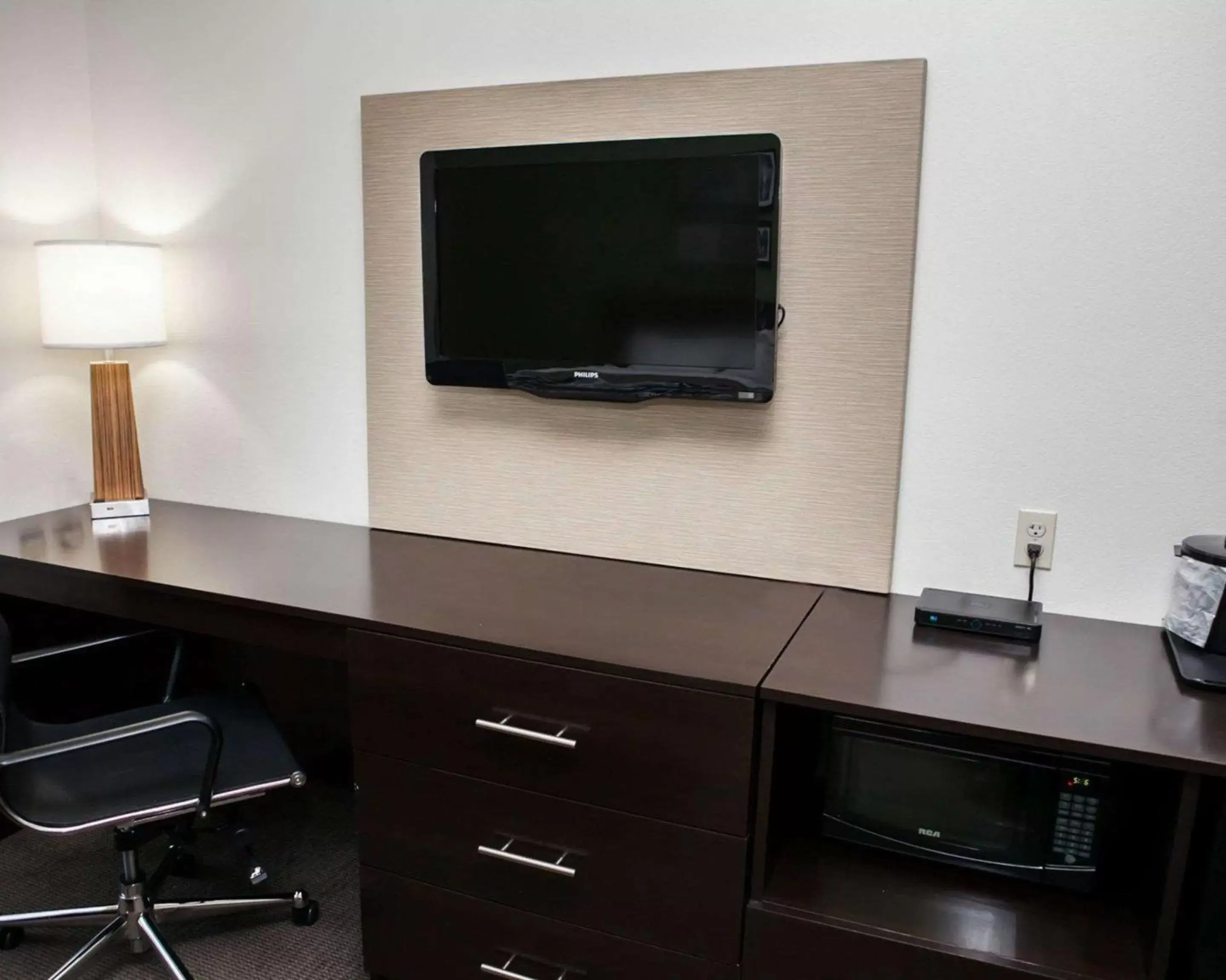 Photo of the whole room, TV/Entertainment Center in Sleep Inn & Suites Harrisburg – Hershey North