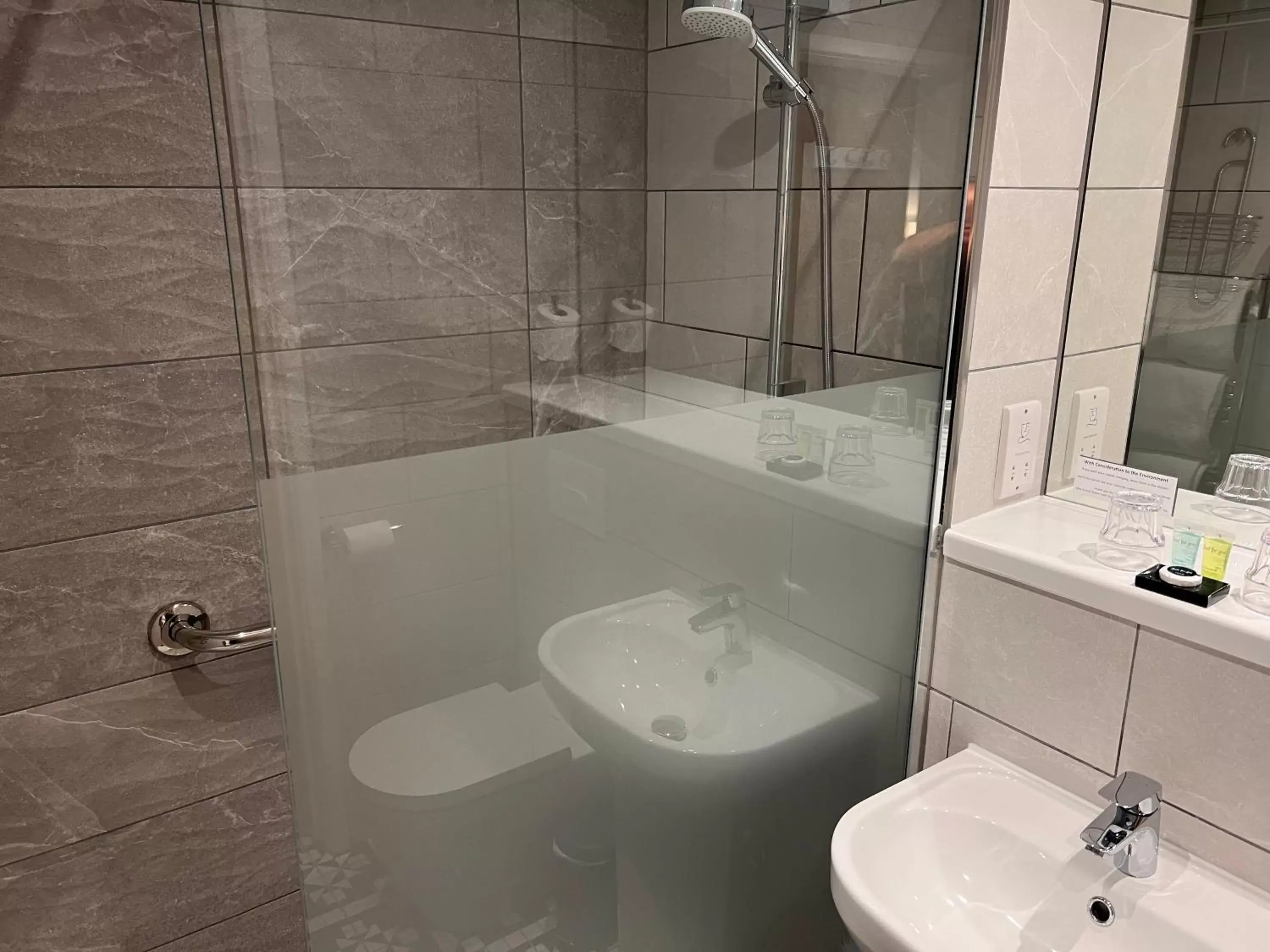 Shower, Bathroom in South Lawn Hotel