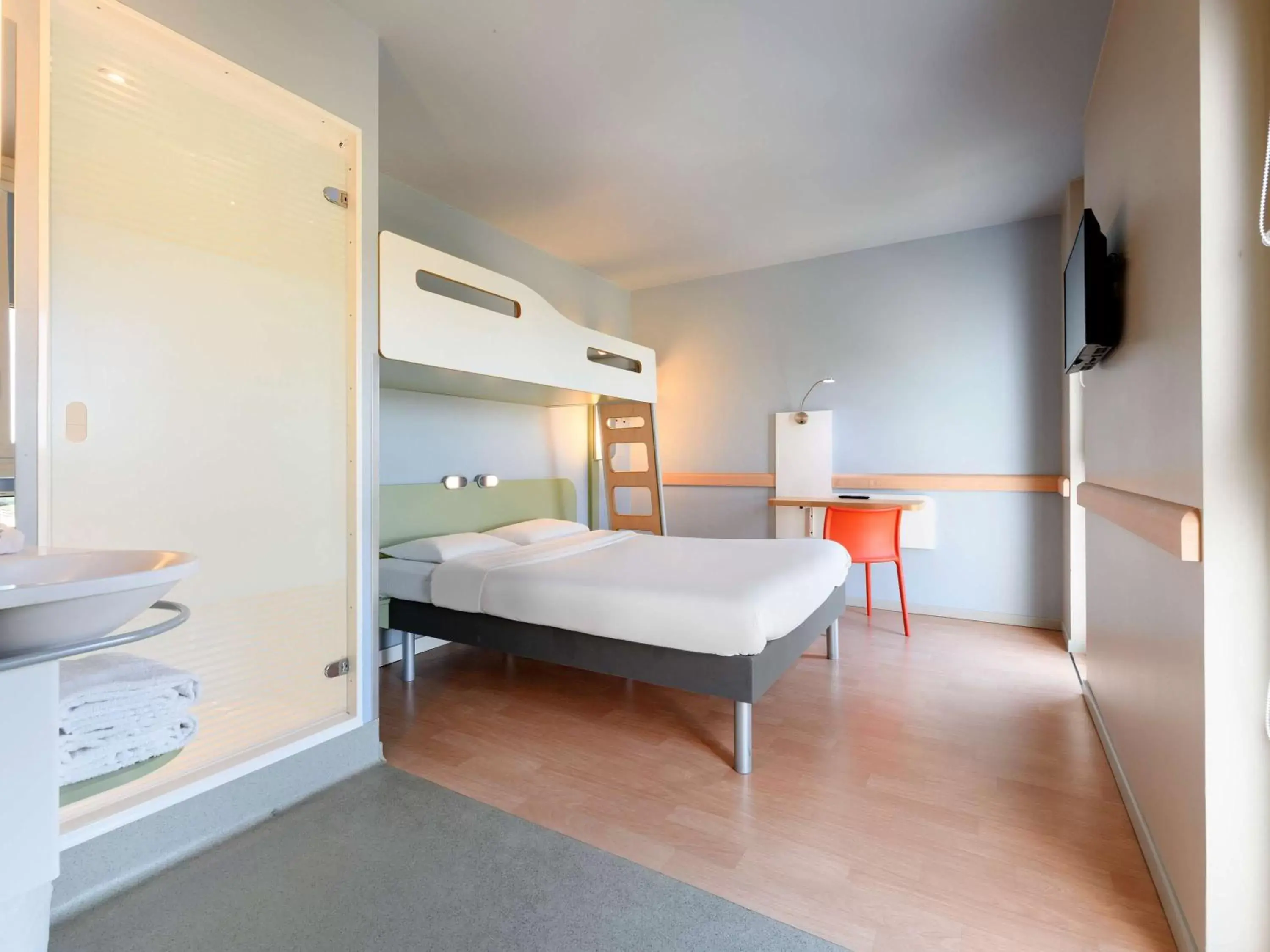 Photo of the whole room in ibis budget Muenchen City Olympiapark