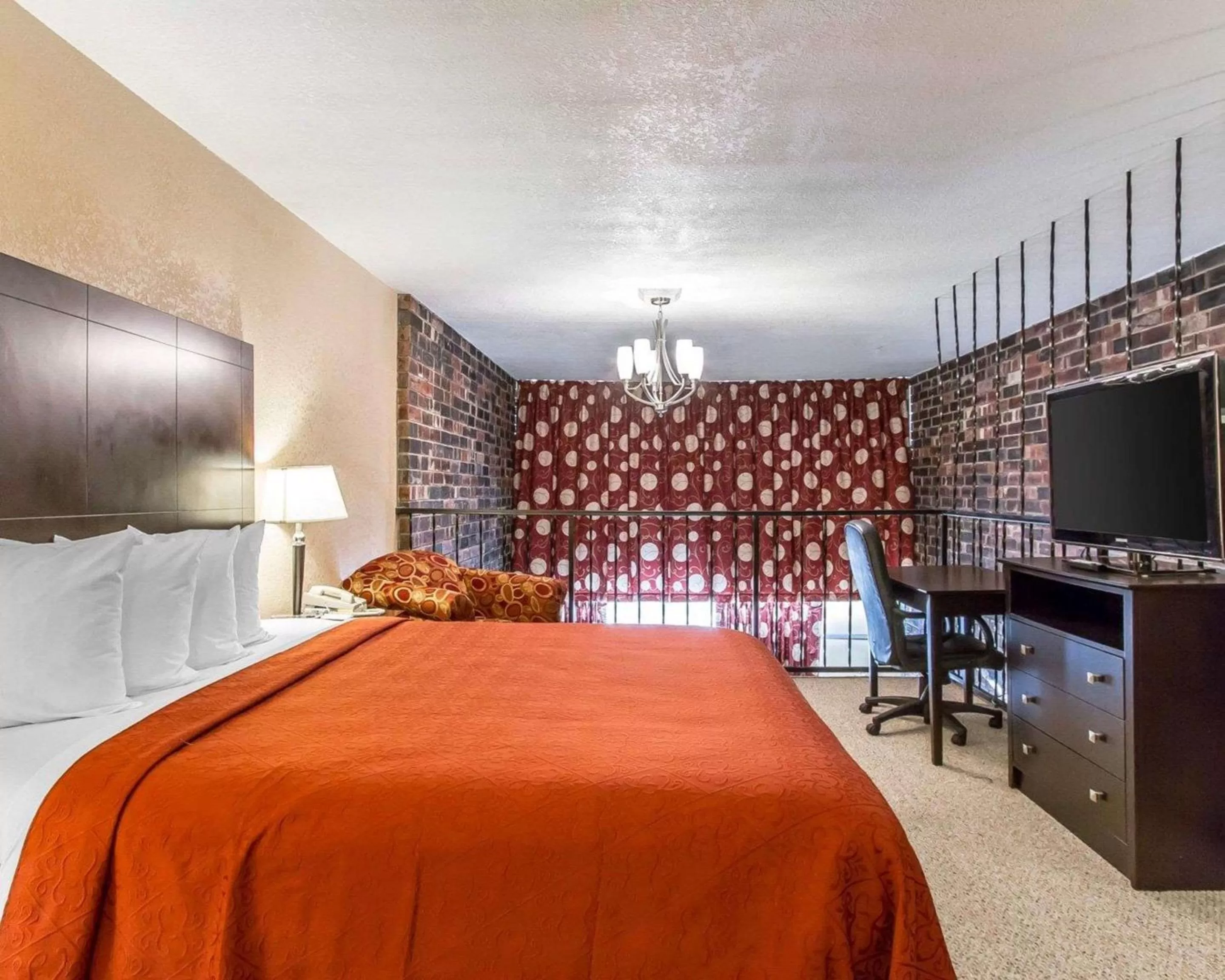 Photo of the whole room in Quality Inn Ada near University