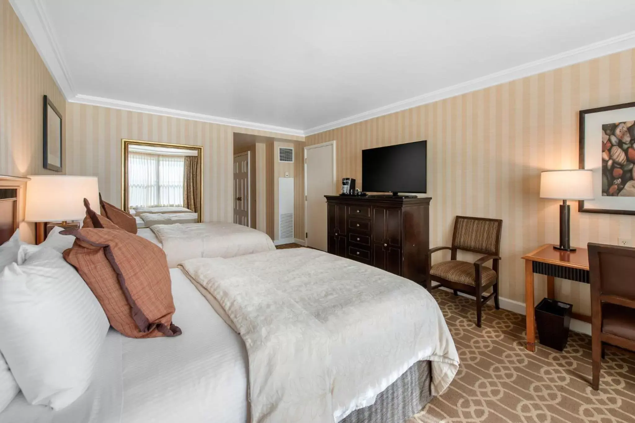 Photo of the whole room, Bed in Omni Interlocken Hotel