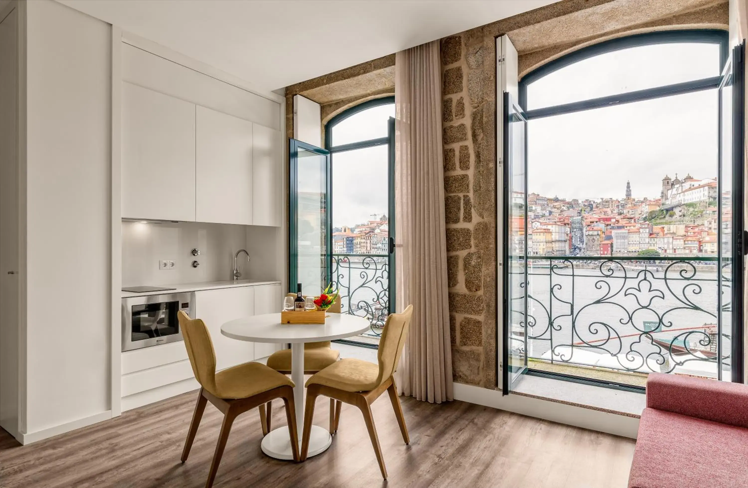 Kitchen or kitchenette, Dining Area in 296 Heritage Apartments