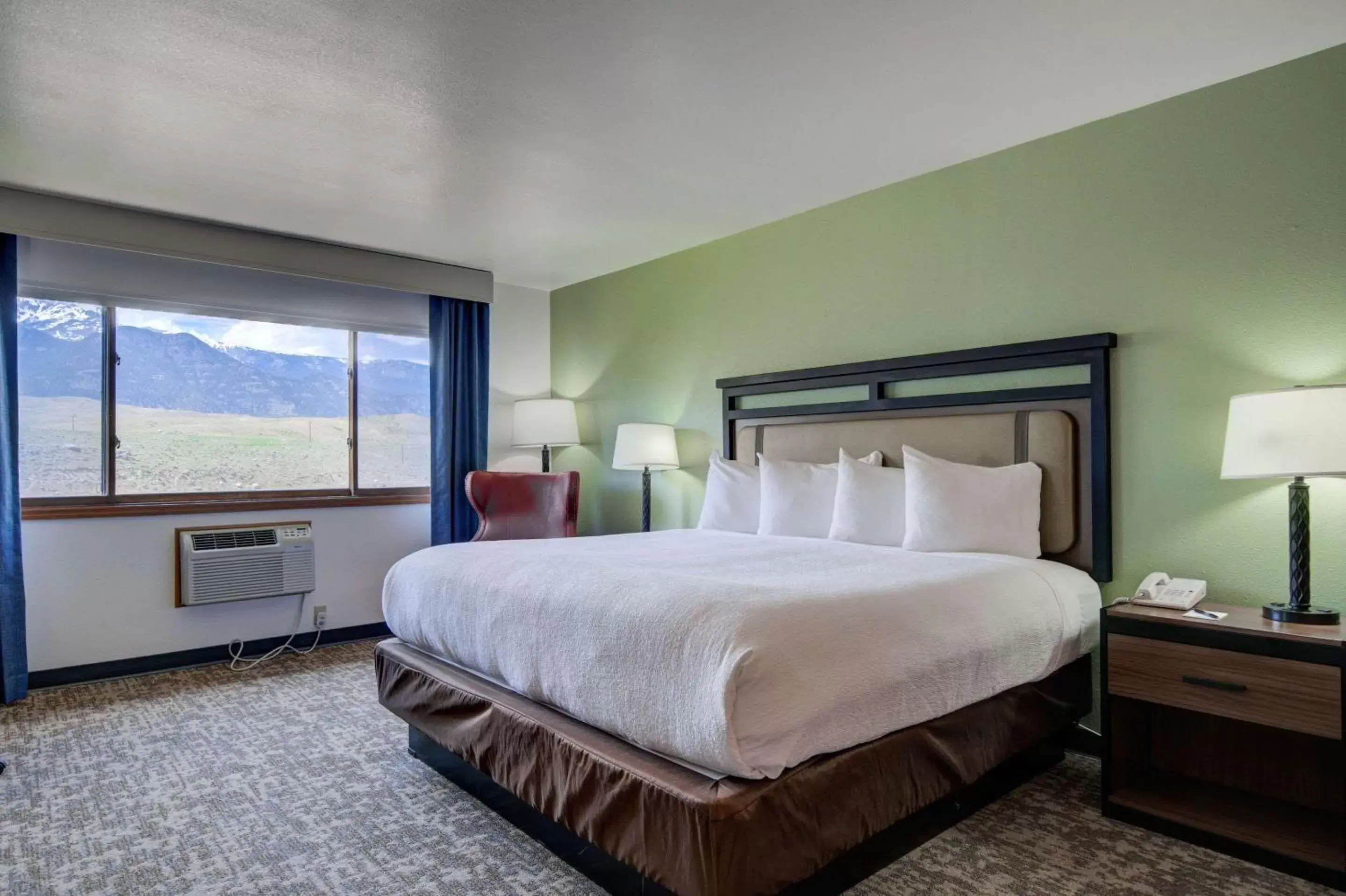 Bedroom, Bed in The Ridgeline Hotel at Yellowstone, Ascend Hotel Collection