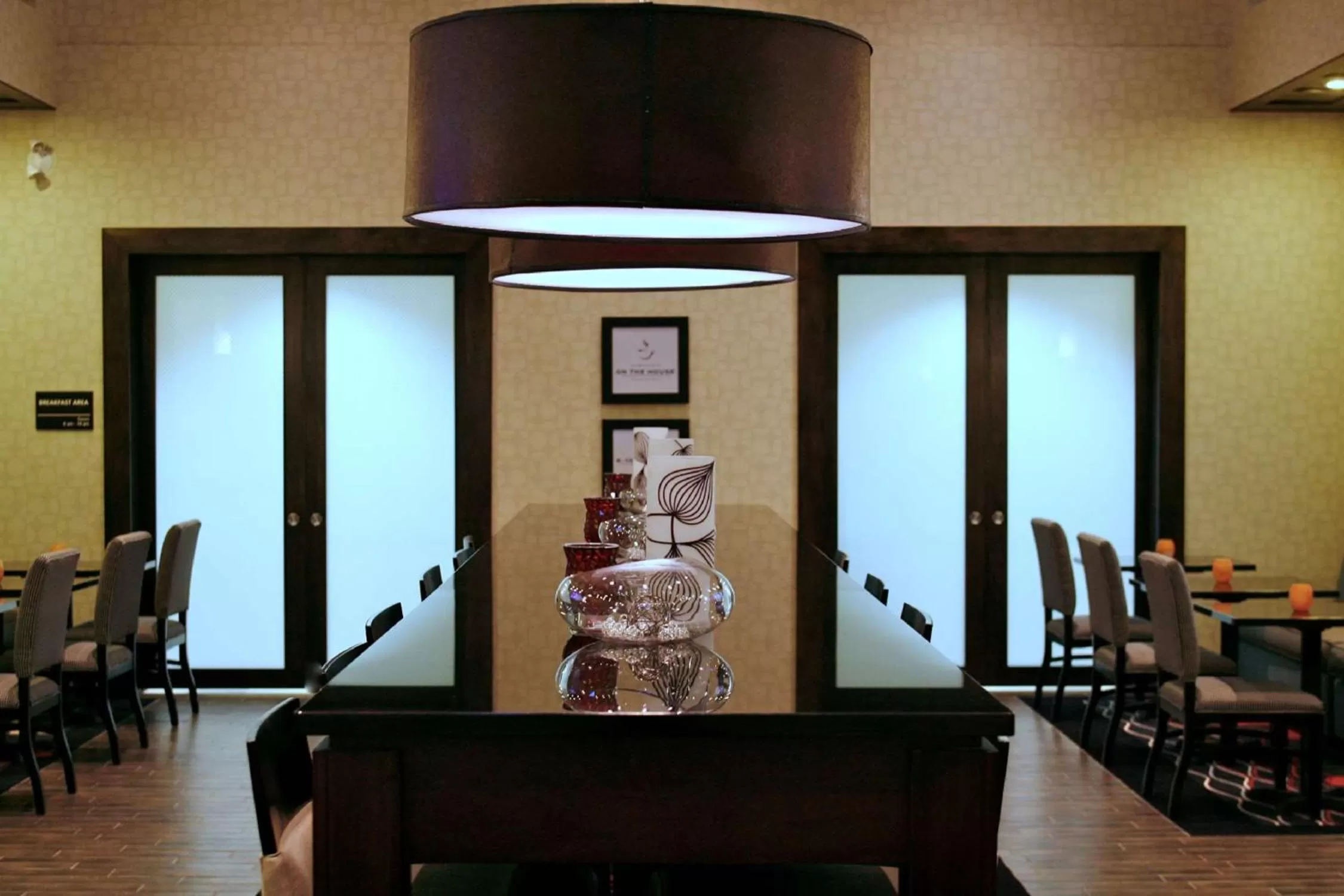 Dining area in Hampton Inn & Suites Red Deer