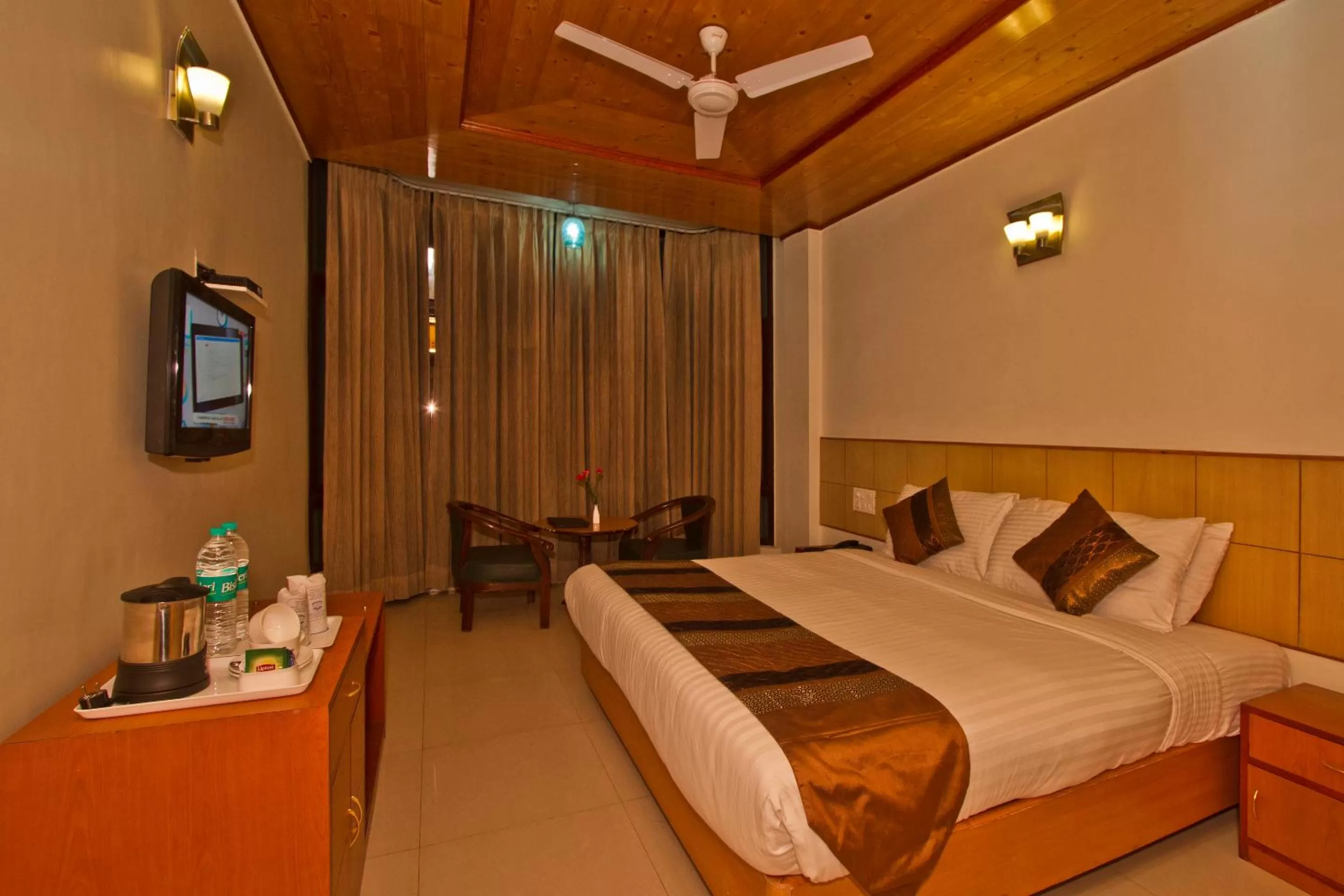 Photo of the whole room, Bed in Hotel Broadways Inn