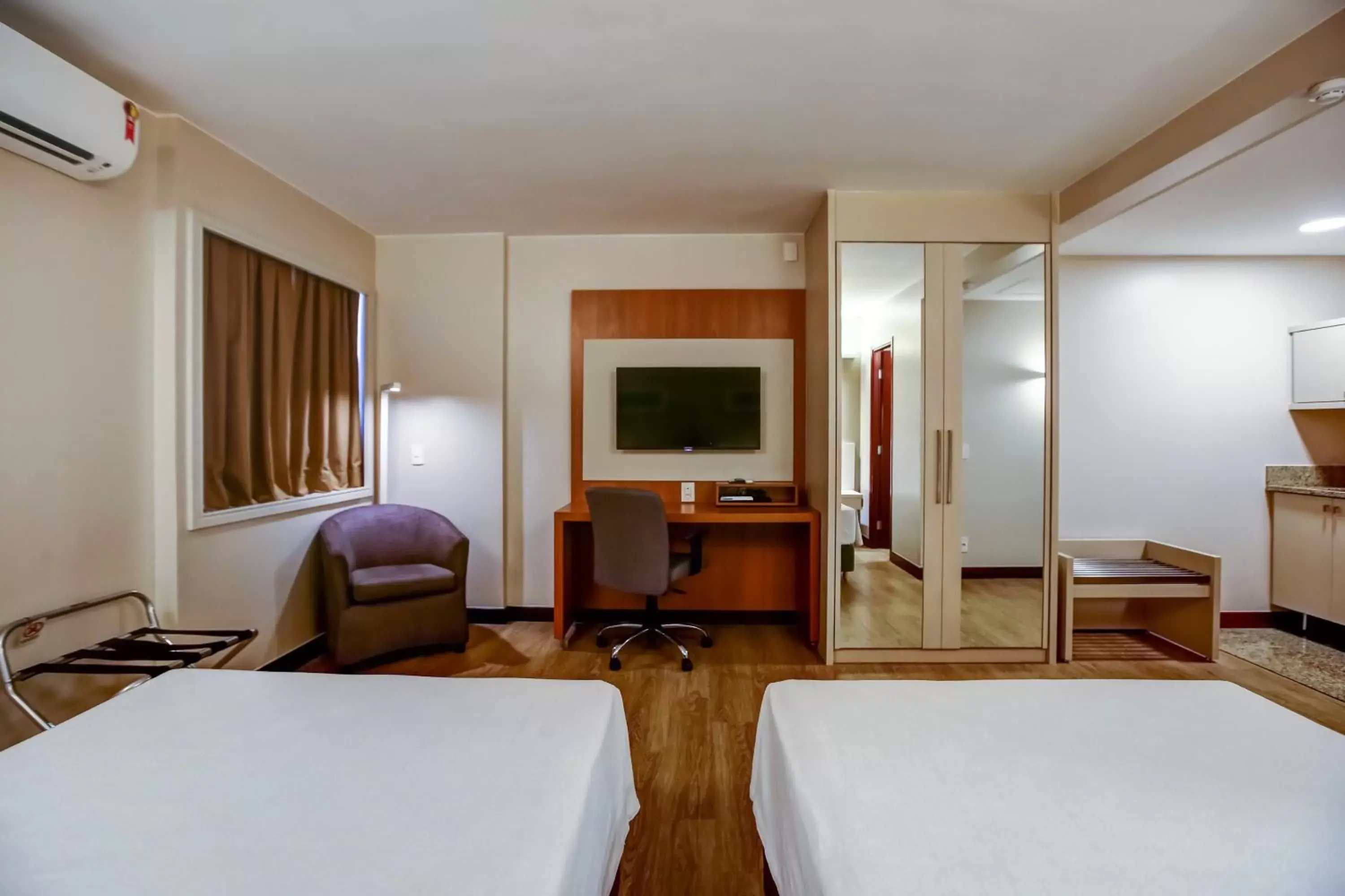 TV and multimedia, Bed in Comfort Suites Brasília