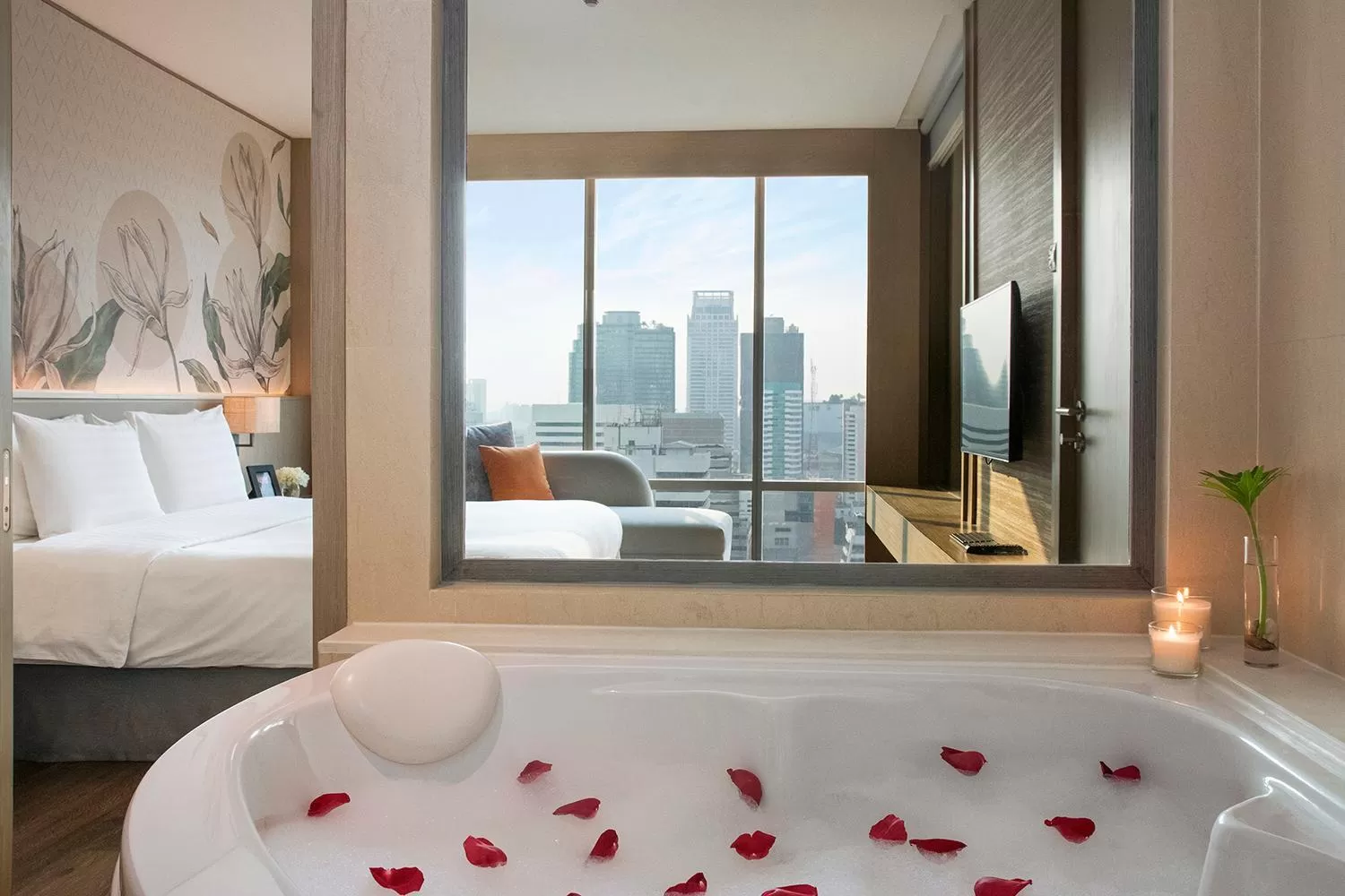 Bathroom, Bed in Sivatel Bangkok Hotel