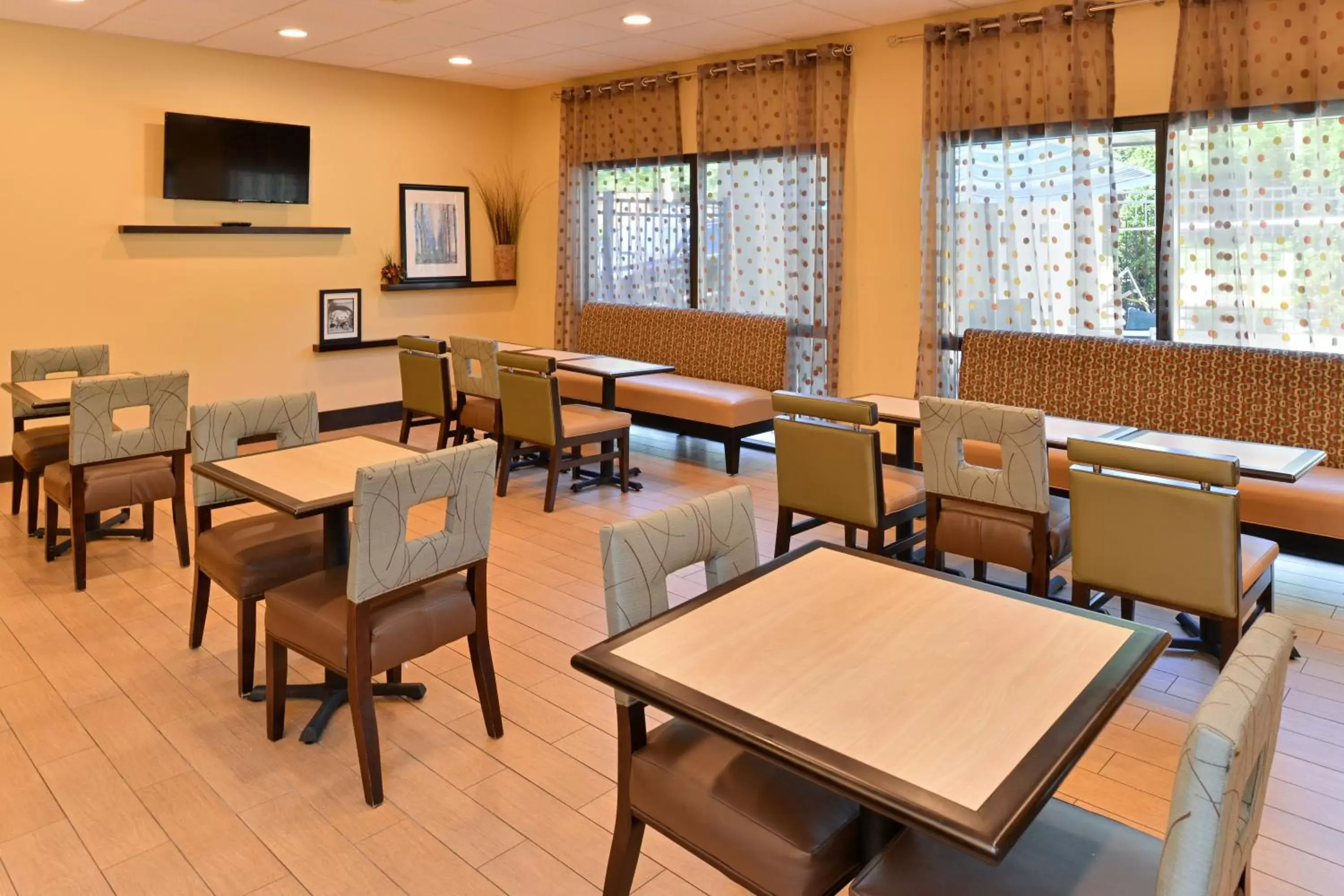 Communal lounge/ TV room, Restaurant/Places to Eat in Comfort Inn Laurel - Fort Meade